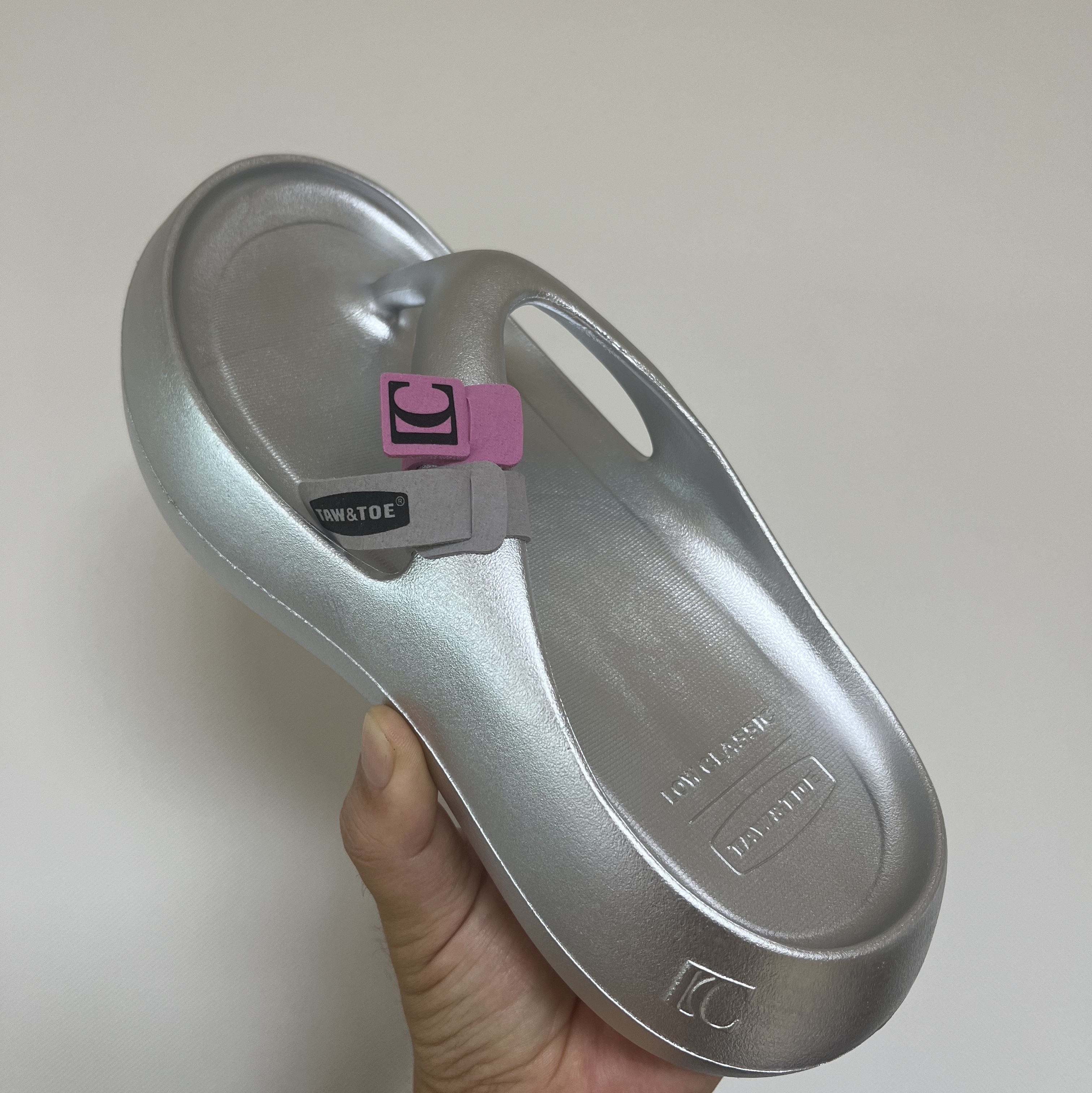 Taw&Toe x Low Classic Platform Flip Flop Silver 착용 스타일 - 2