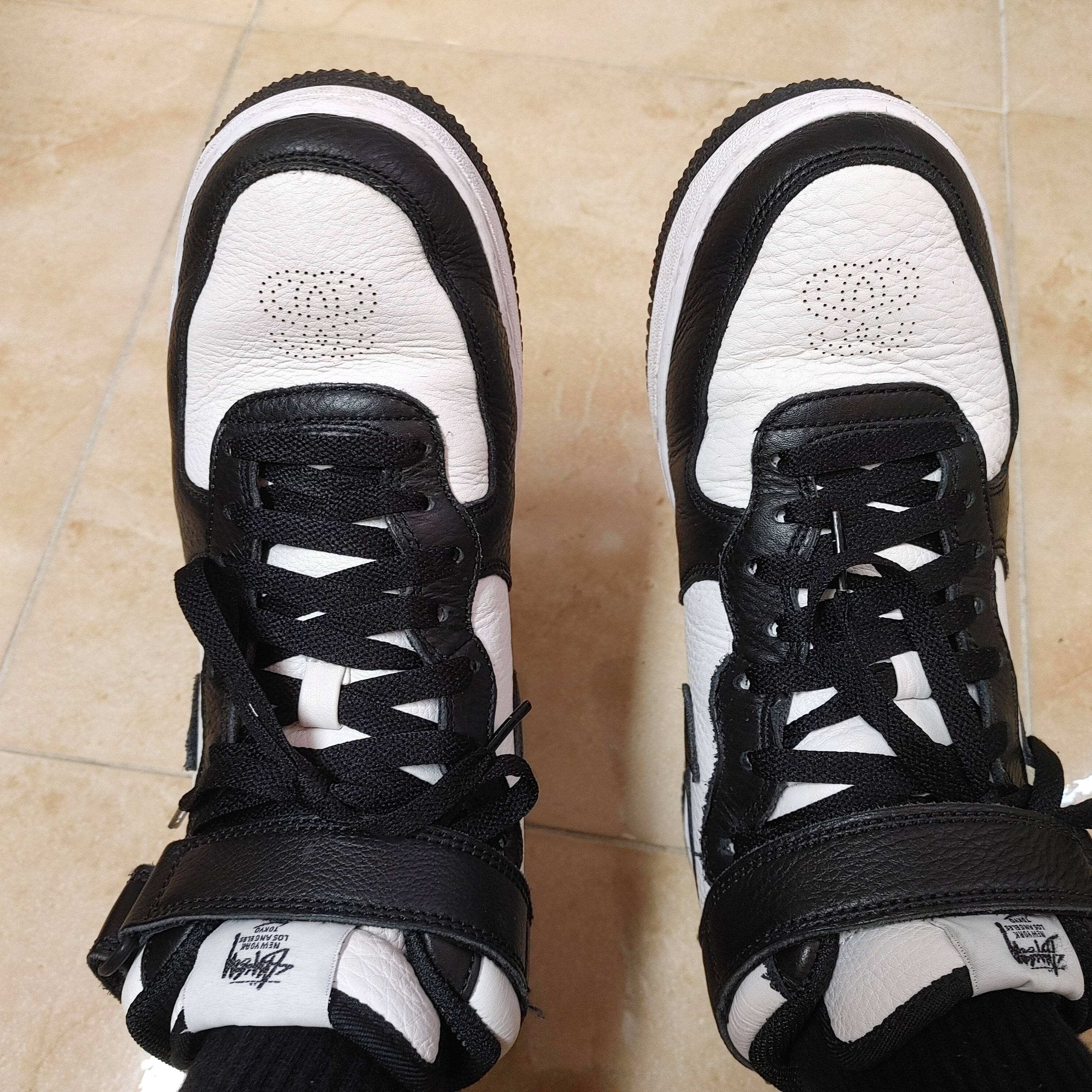 Nike x Stussy Air Force 1 '07 Mid SP Black and Light Bone 착용 스타일