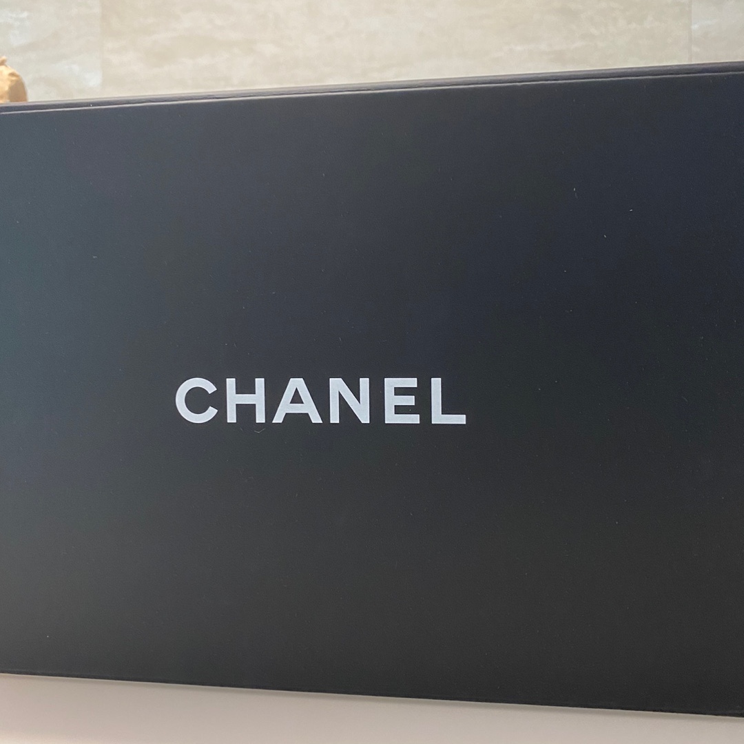 Chanel Mini Flap Bag with Top Handle Lambskin & Gold Black 착용 스타일 - 2