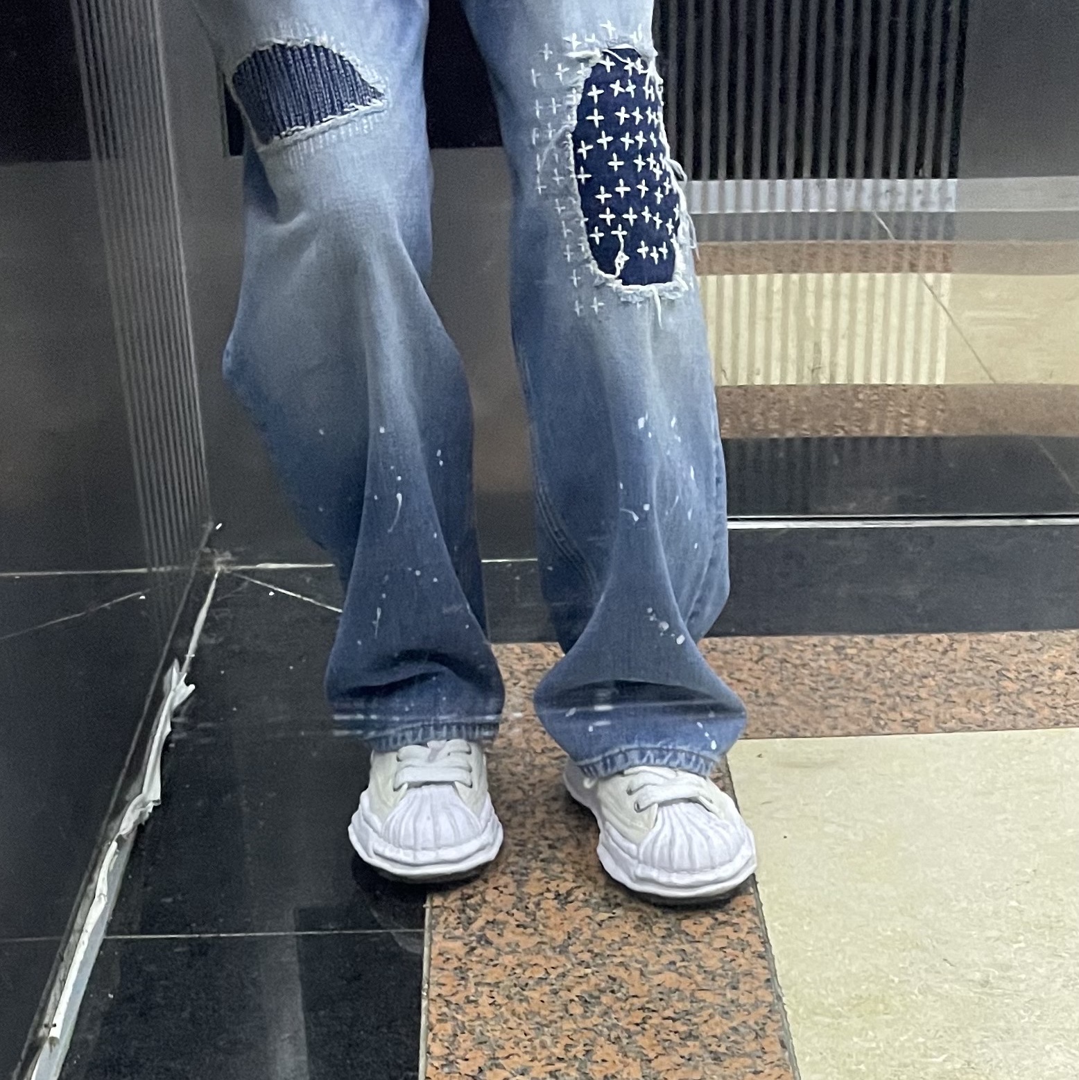 Zara x Ader Error Patchwork Jeans Blue, Maison Mihara Yasuhiro Blakey OG Sole Canvas Low-top Sneakers White 착용 스타일