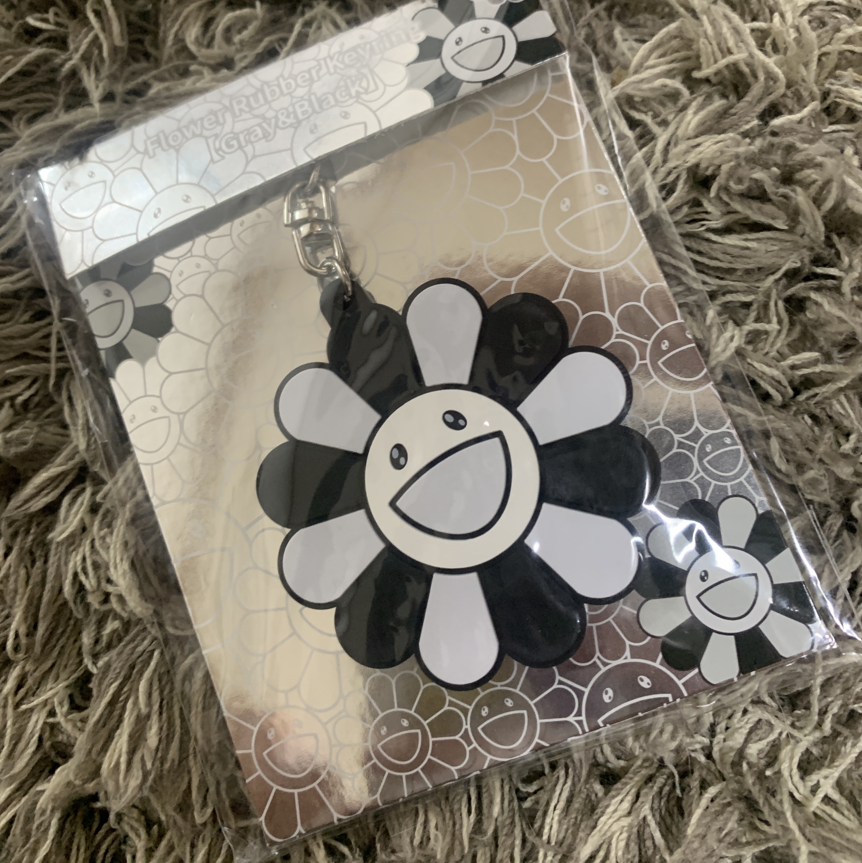 Kaikai Kiki Flower Rubber Keyring Gray Black 착용 스타일