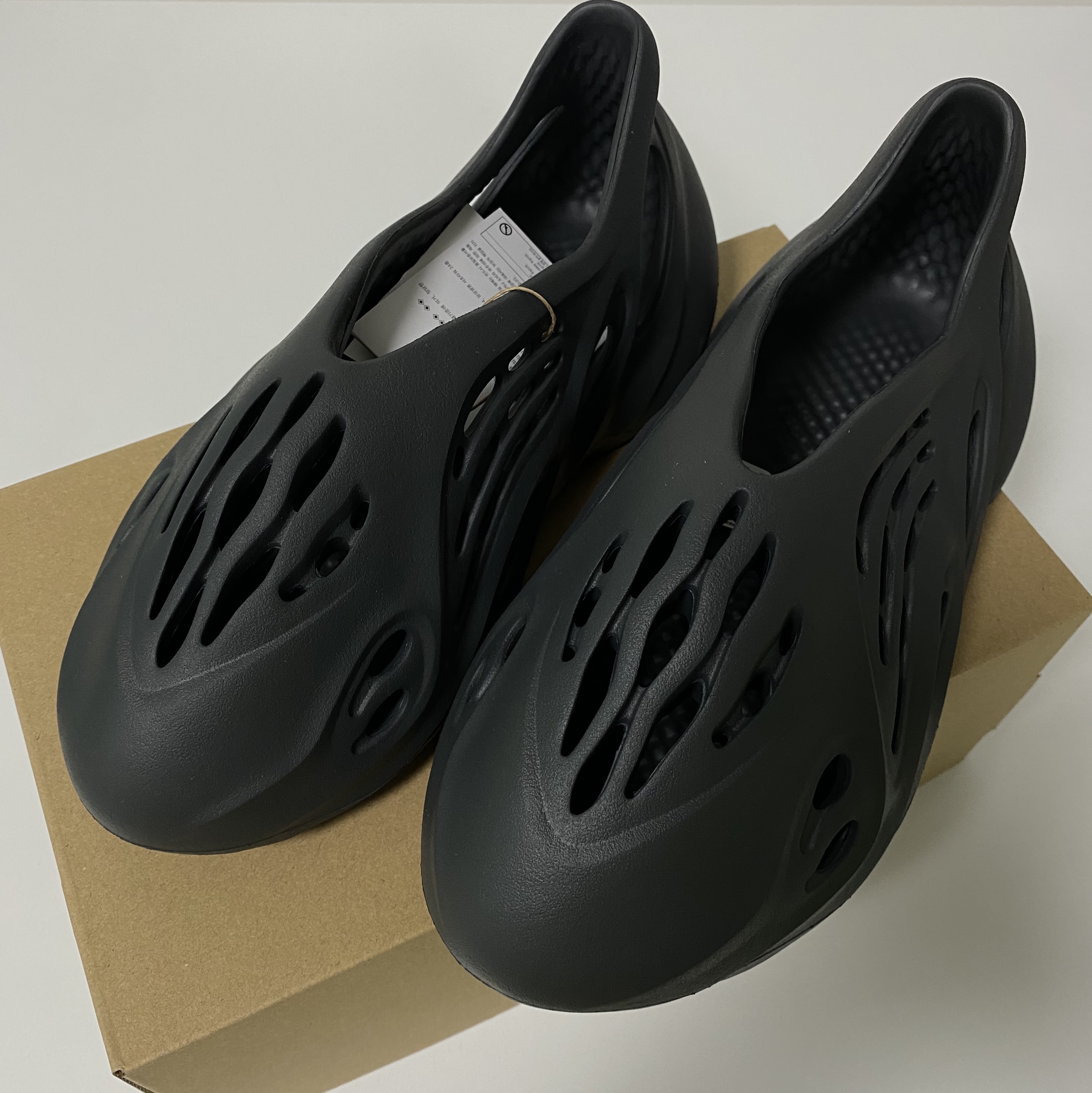 Adidas Yeezy Foam RNNR Carbon 착용 스타일 - 3