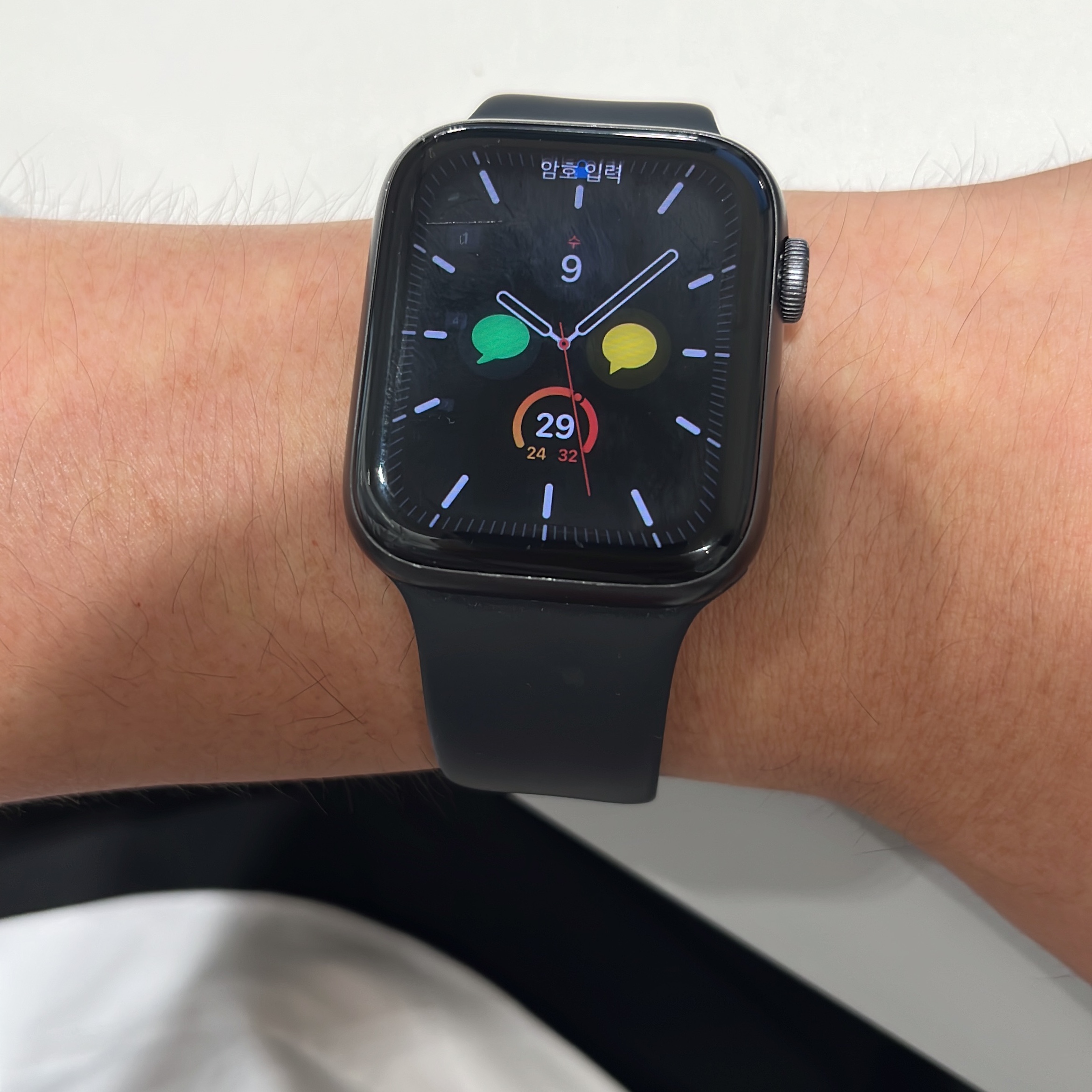 Apple Watch SE 44mm GPS Space Gray Aluminum Case with Sport Band Midnight (Korean Ver.) 착용 스타일