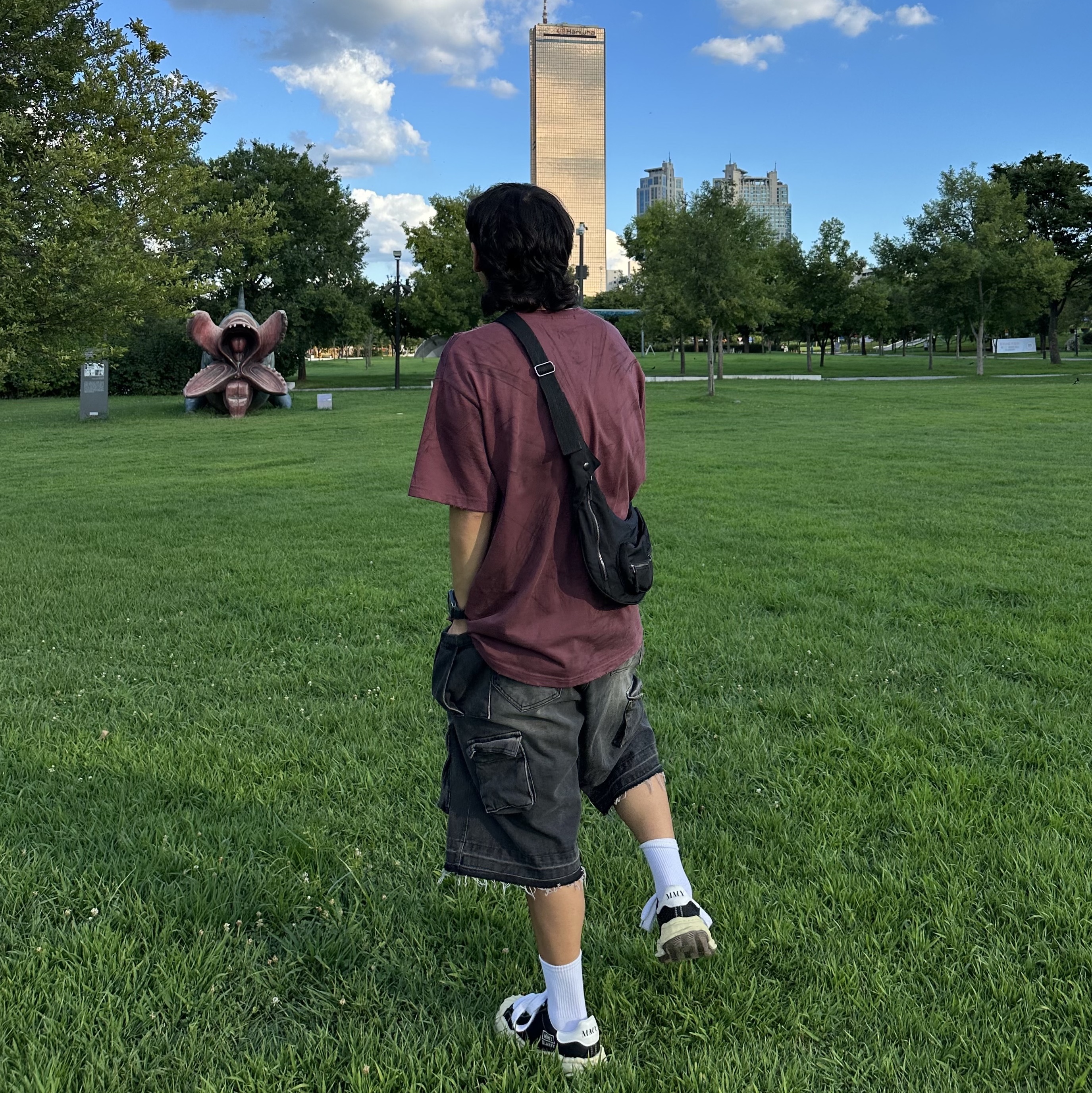 Nos Couleurs No Comment T-Shirt Burgundy, Nos Couleurs Old Washed Cargo Denim Shorts Dark Grey 착용 스타일