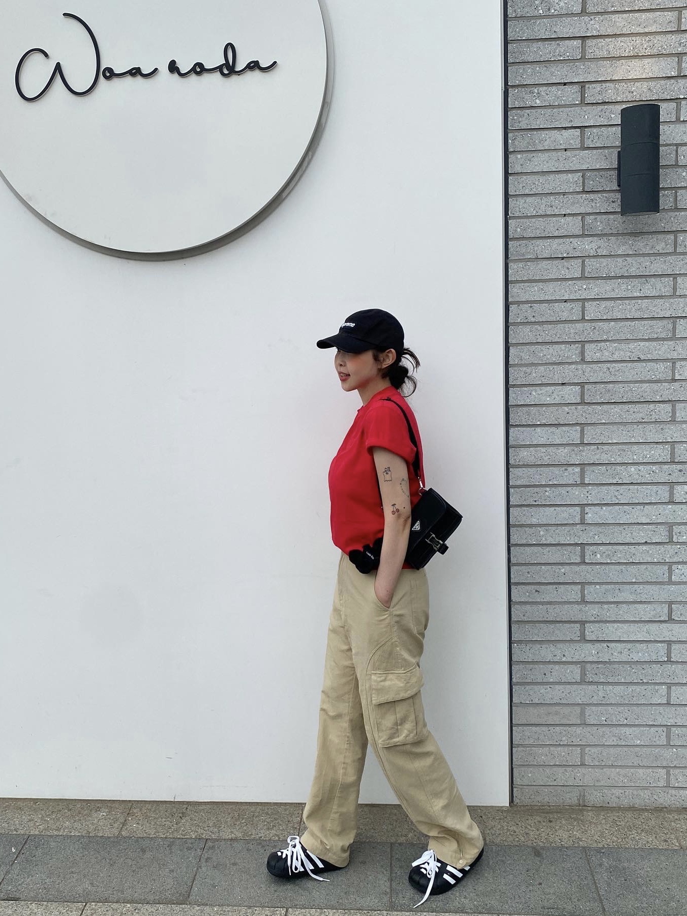 Supreme Washed Chino Twill Camp Cap Black, Matin Kim Black Bunny Toy Keyring Black 착용 스타일 - 2