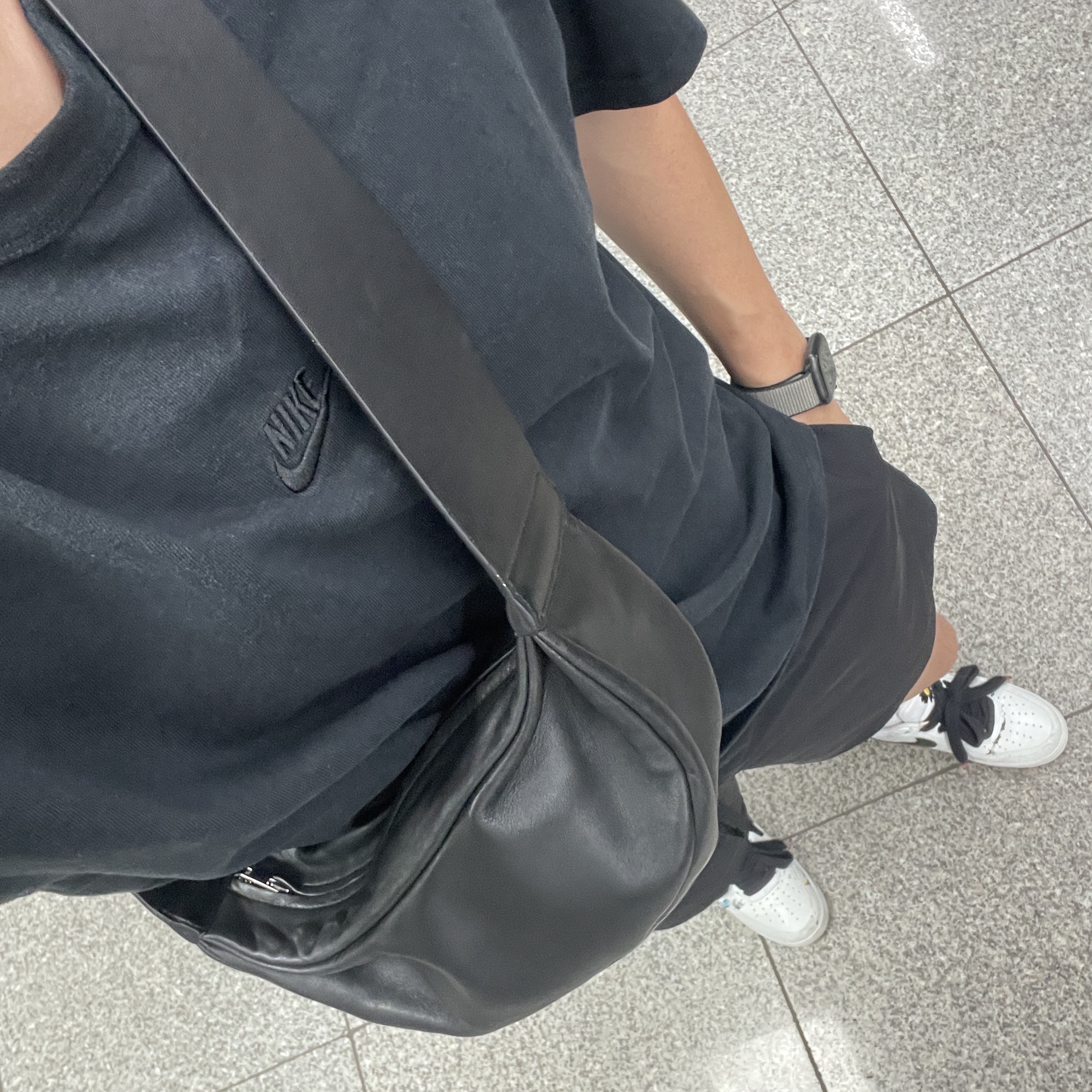 Nike NSW Premium Essential T-Shirt Black - Asia, COS Leather Crossbody Bag Black 착용 스타일