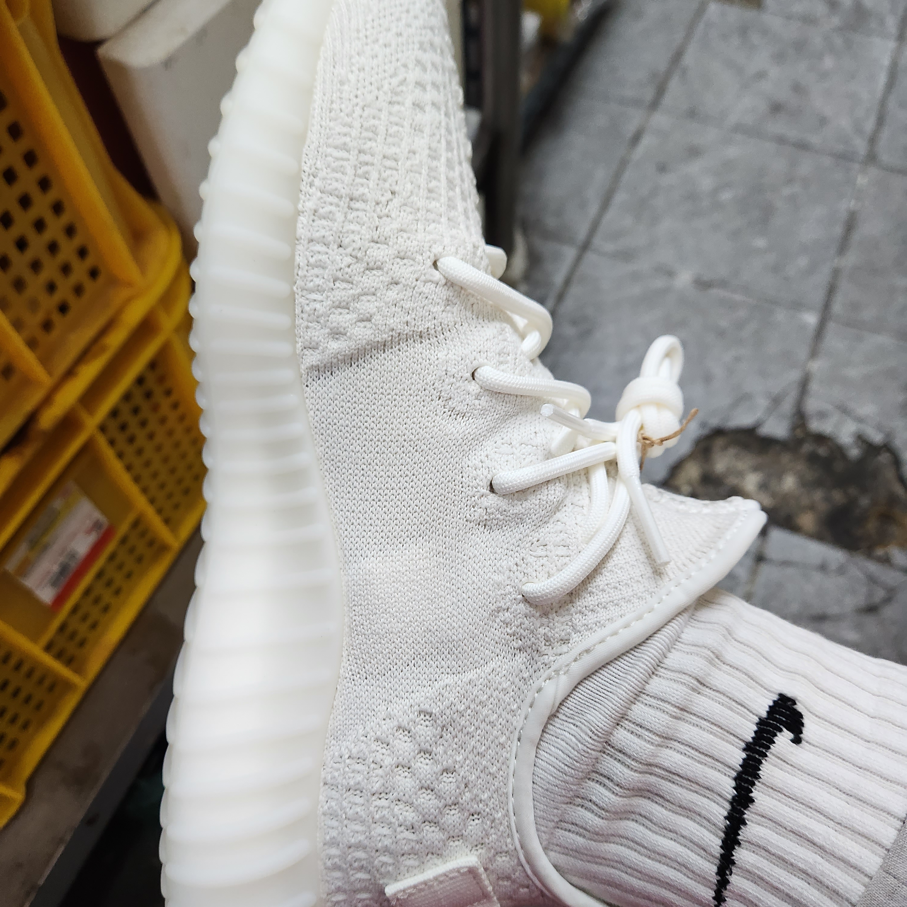 Adidas Yeezy Boost 350 V2 Bone 착용 스타일 - 2