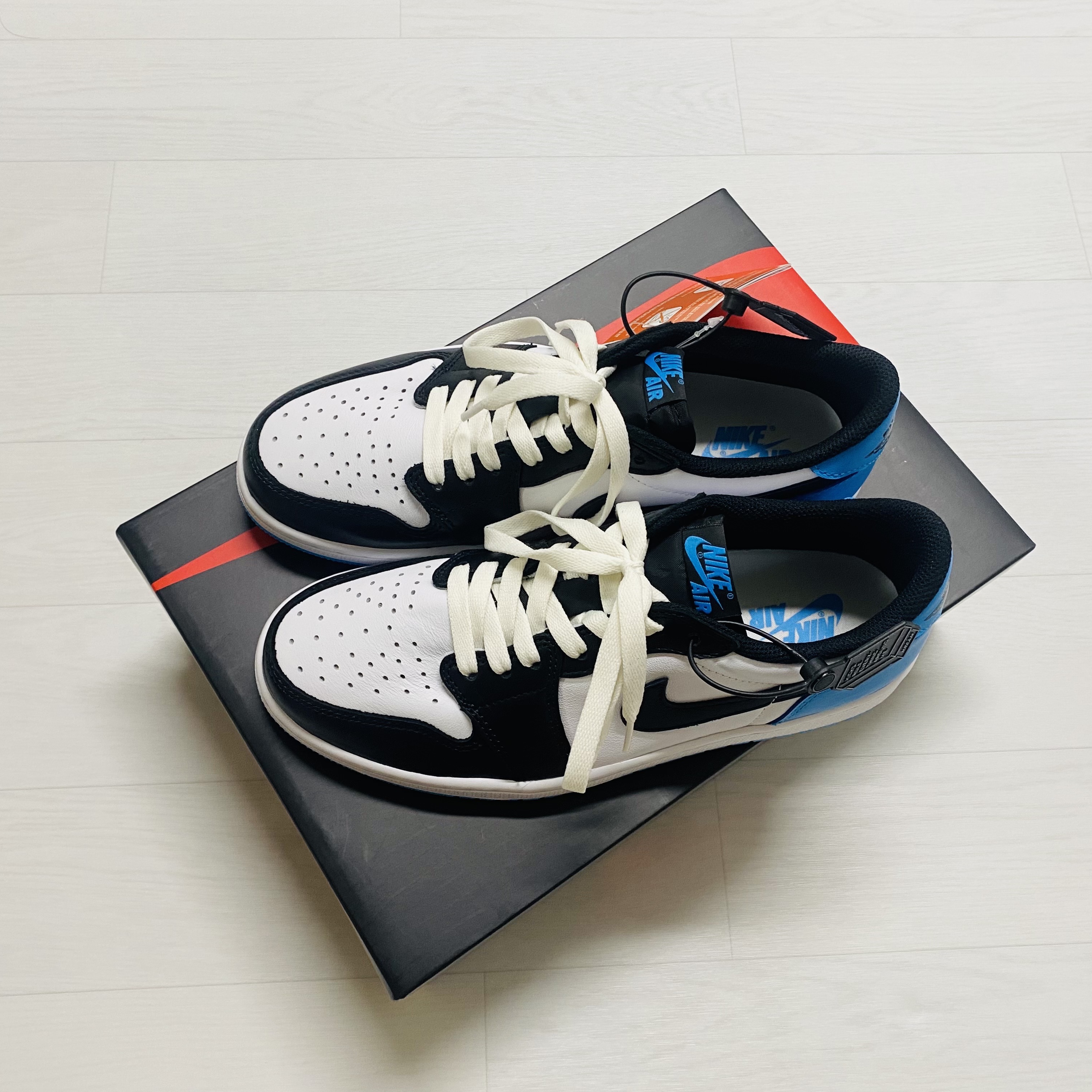 Jordan 1 Retro Low OG Black and Dark Powder Blue 착용 스타일 - 4