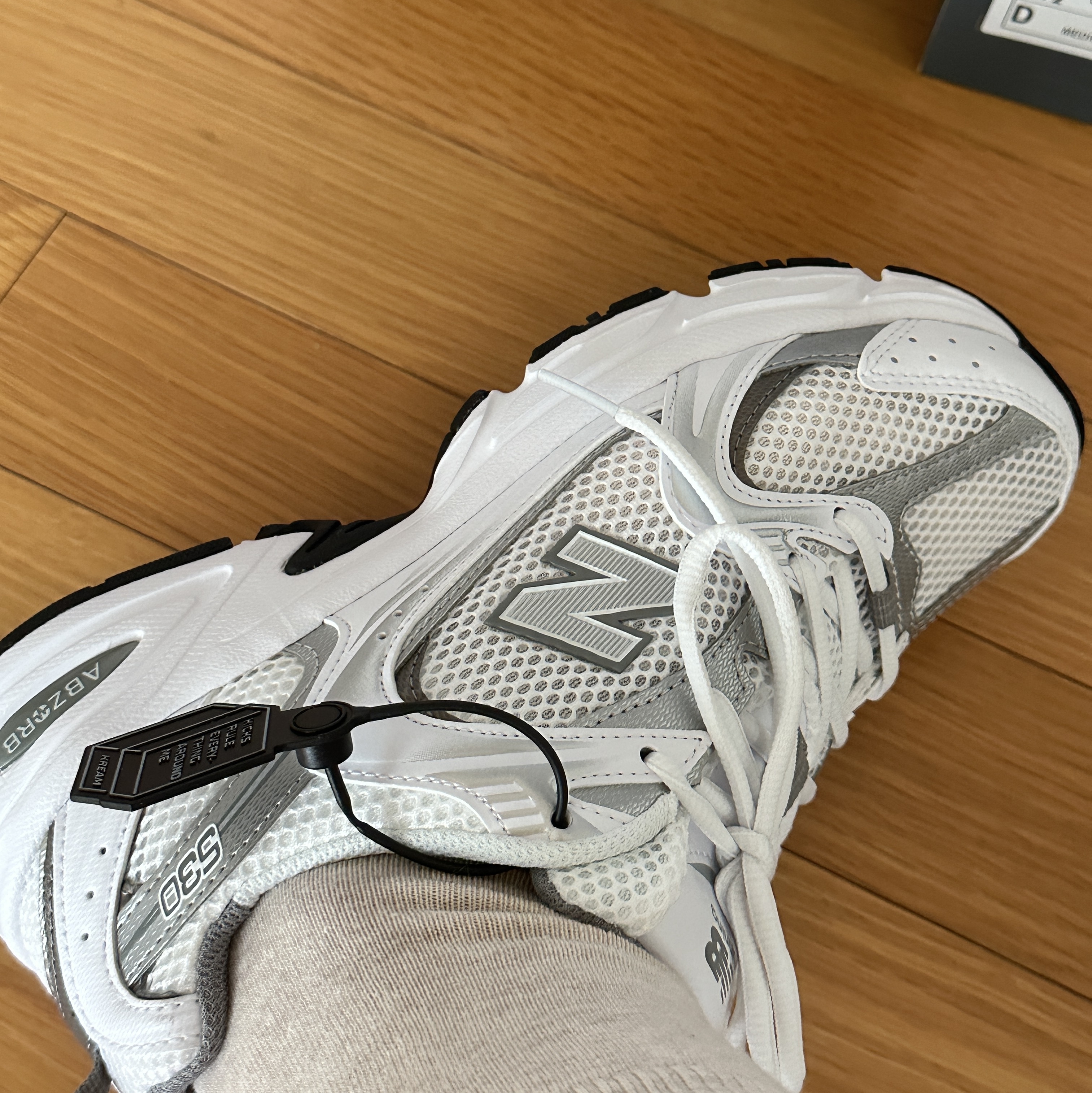 New Balance 530 White Silver 착용 스타일 - 2