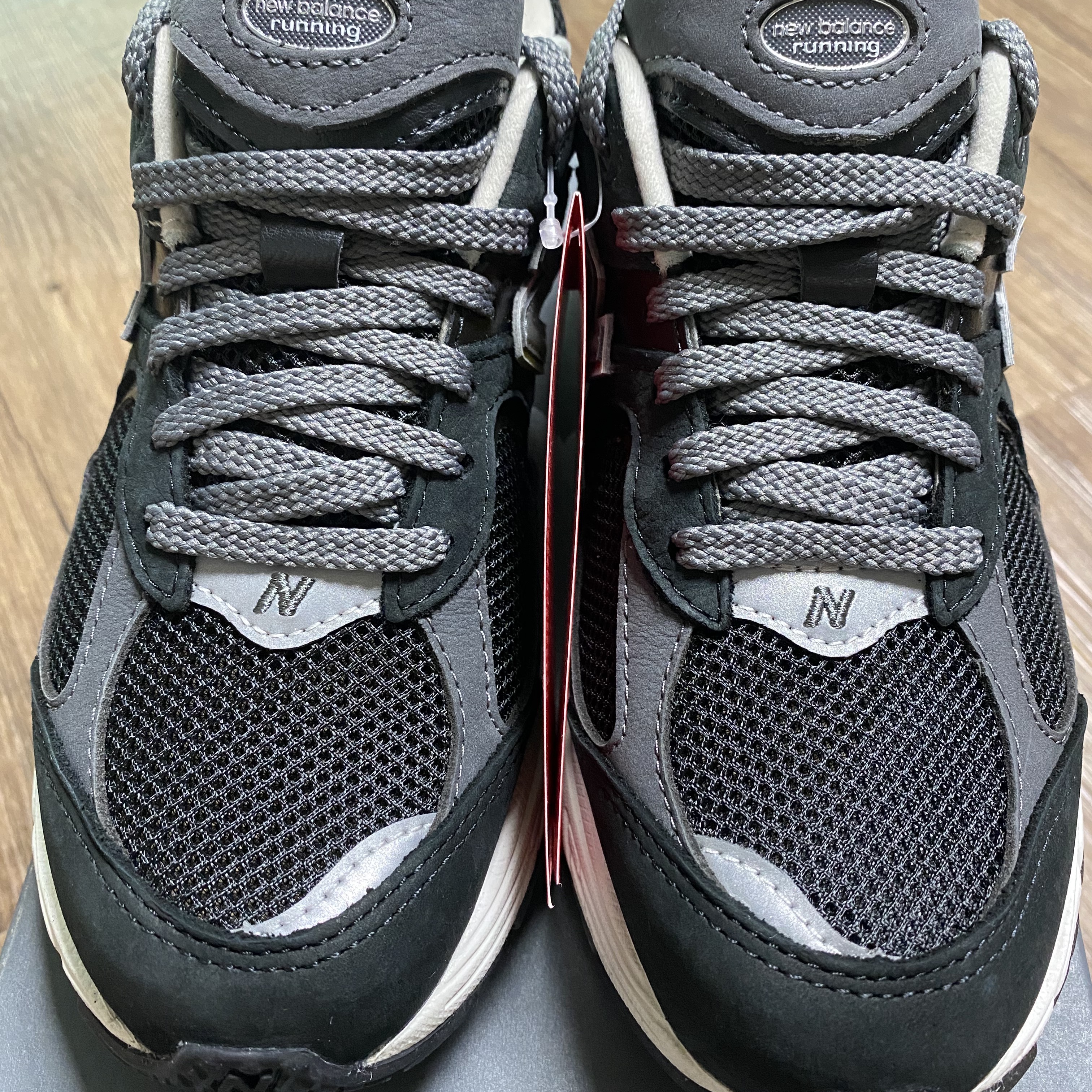 New Balance 2002R Premium Vintage Black 착용 스타일 - 3