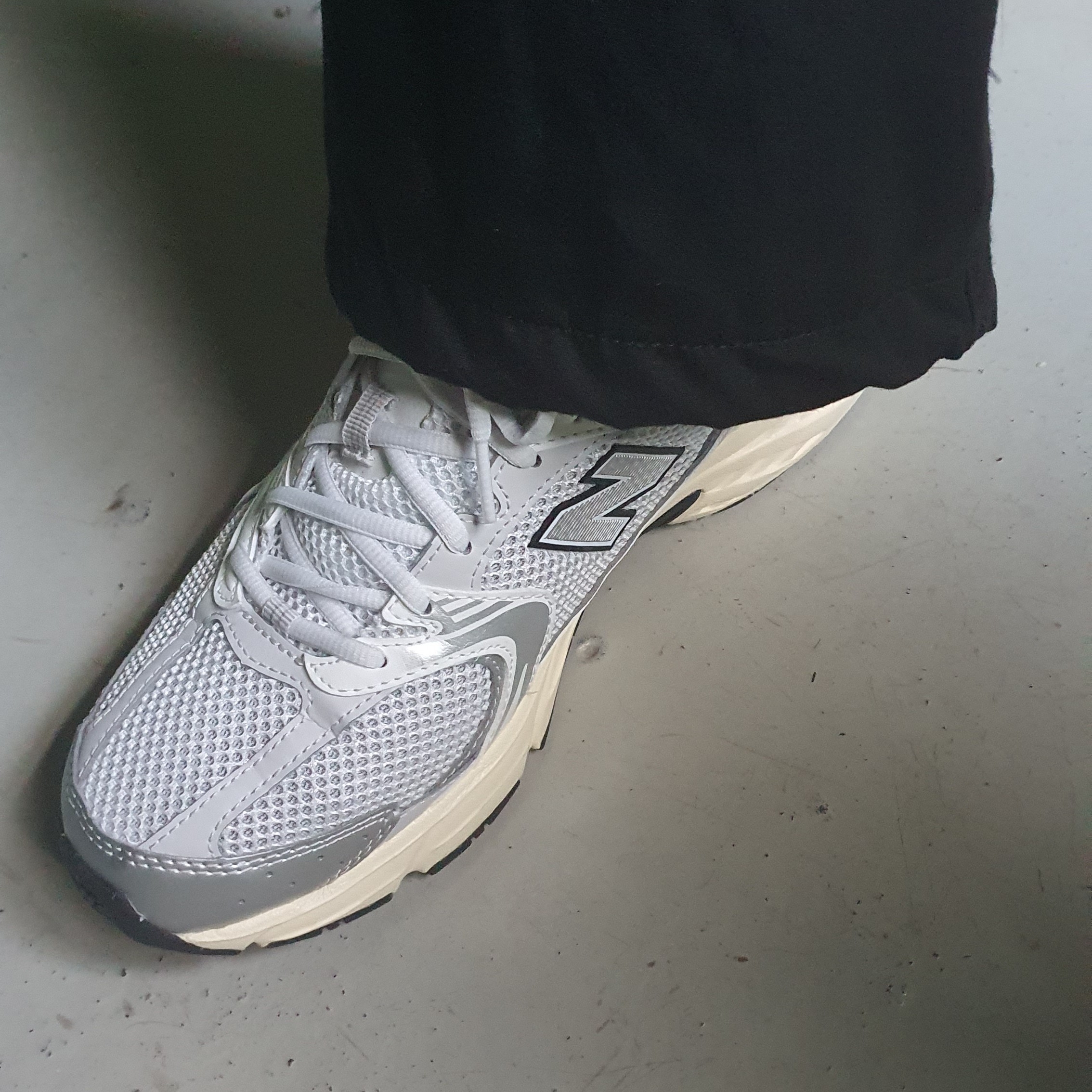 New Balance 530 Silver Cream 착용 스타일