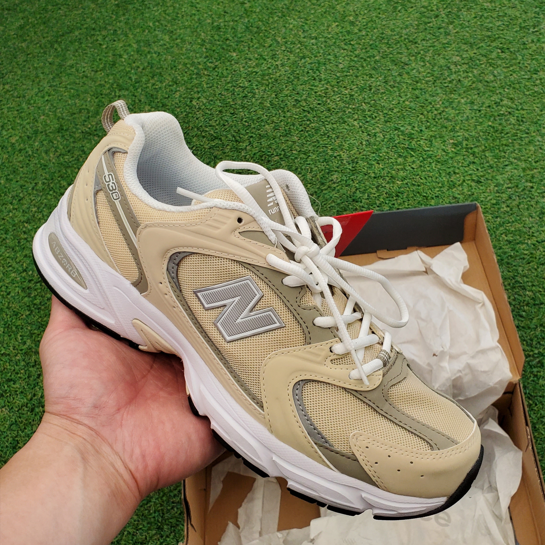New Balance 530 Beige Aluminum 착용 스타일 - 1