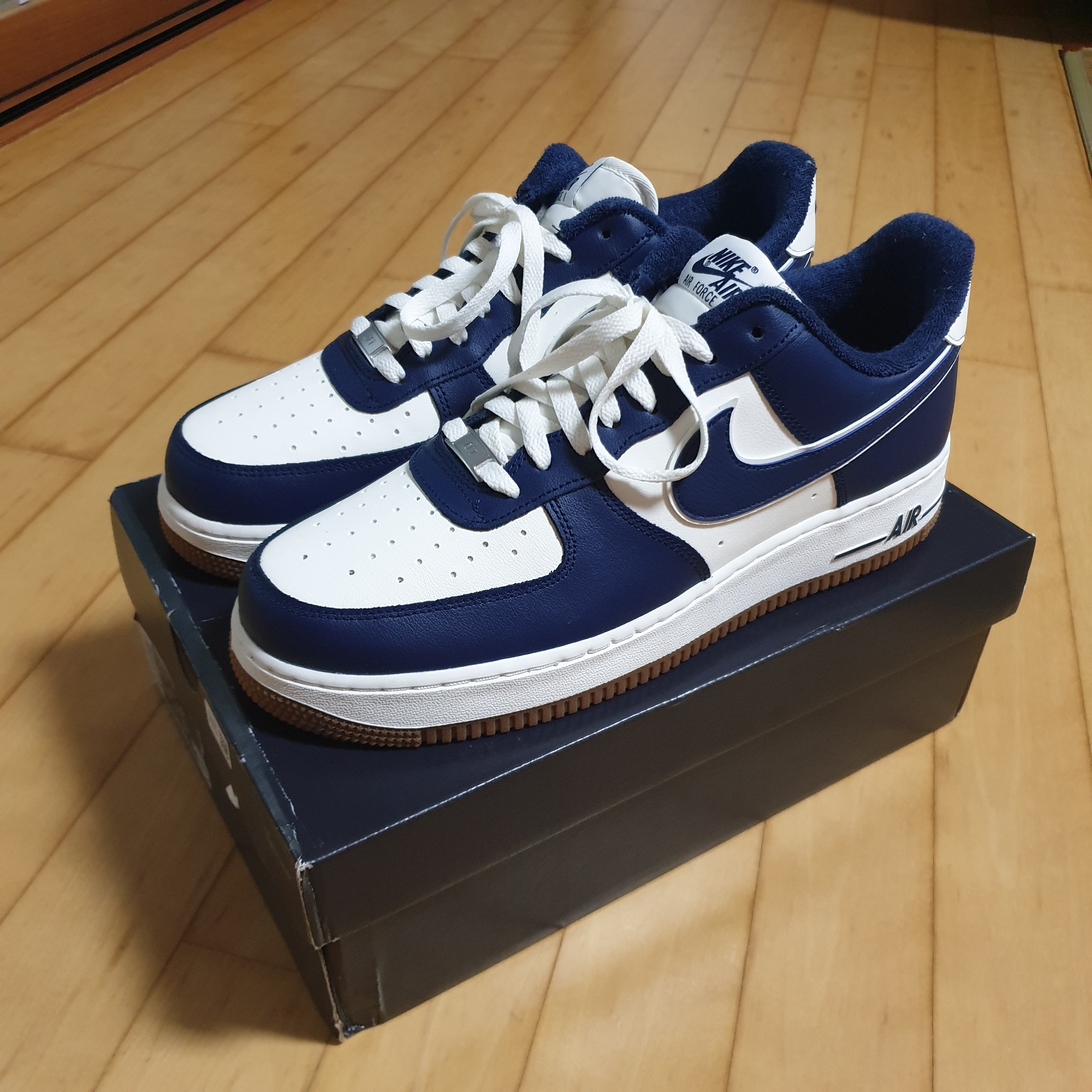Nike Air Force 1 '07 LV8 Midnight Navy 착용 스타일