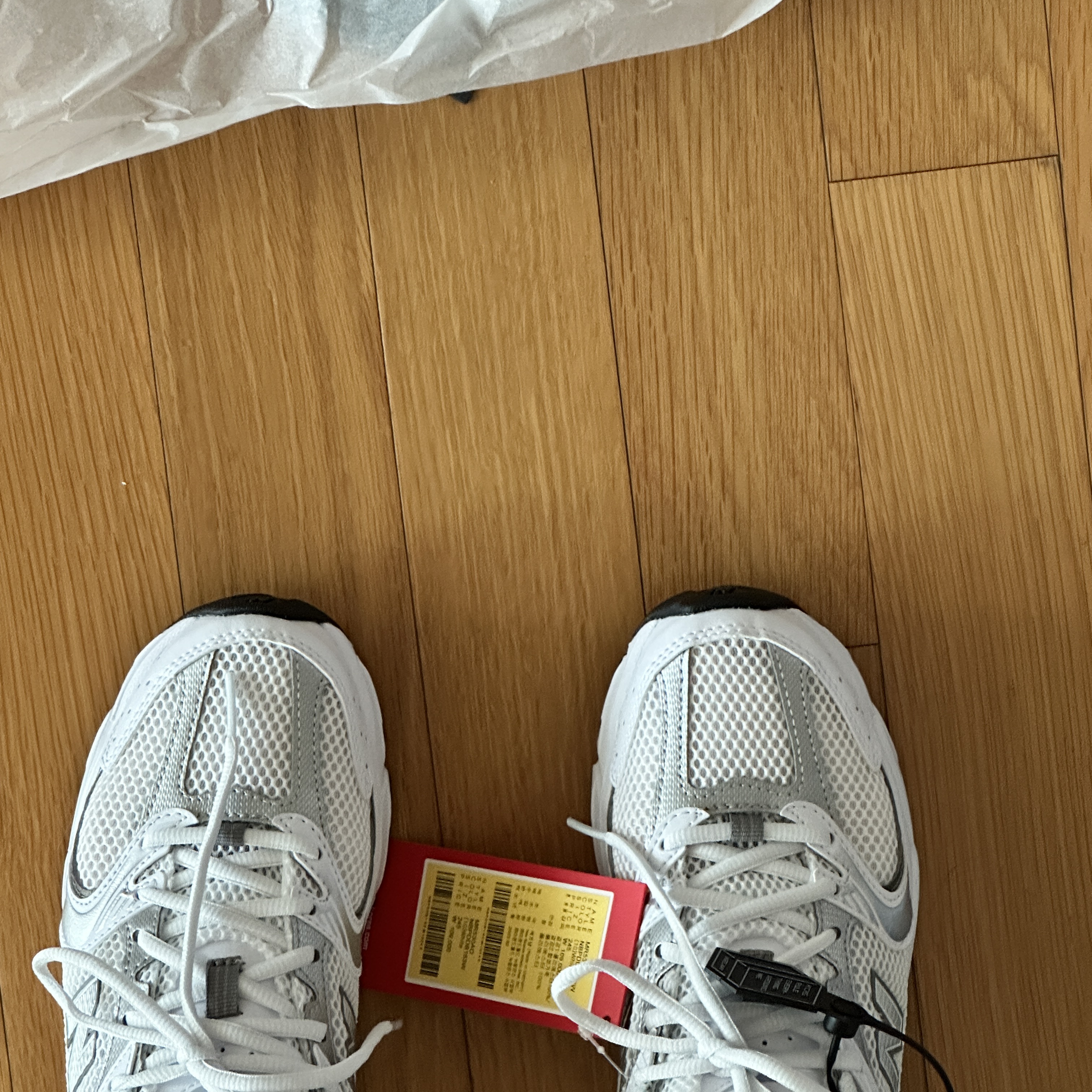 New Balance 530 White Silver 착용 스타일 - 3
