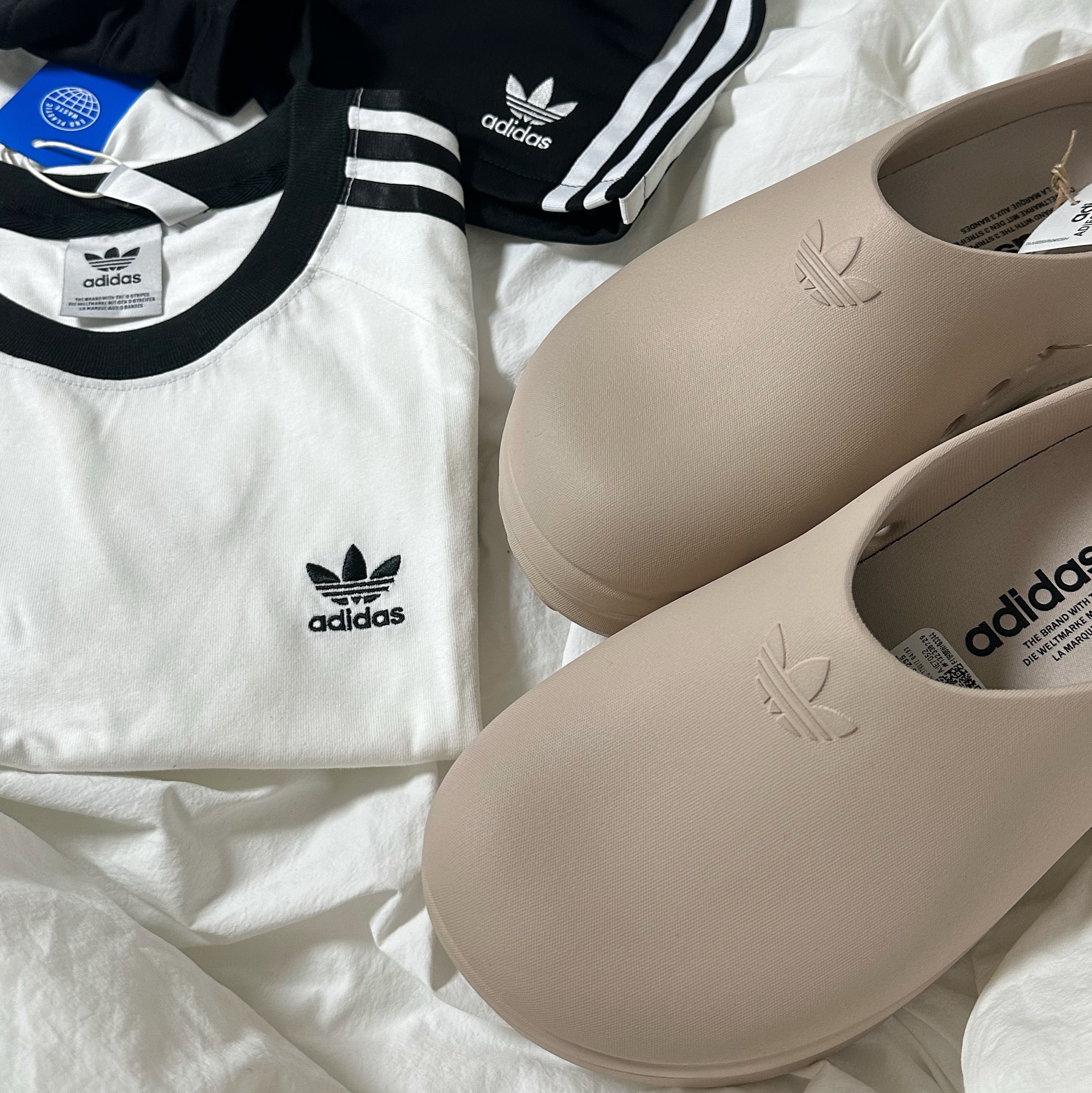 (W) Adidas Adifom Stan Smith Mule Wonder Taupe, (W) Adidas Adicolor Classics Slim 3S T-Shirt White - US Sizing 착용 스타일