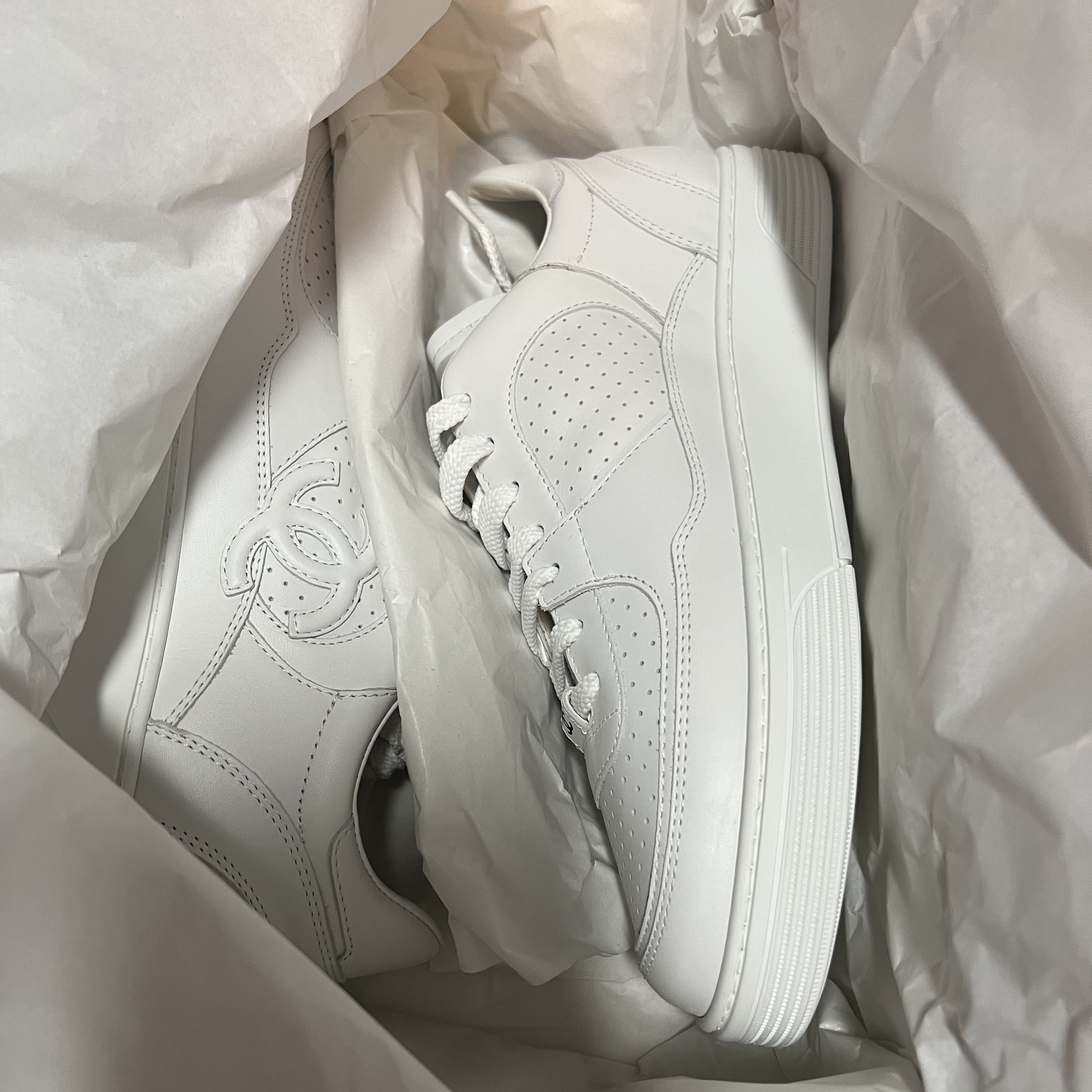 Chanel Sneakers Calfskin & White 착용 스타일 - 1