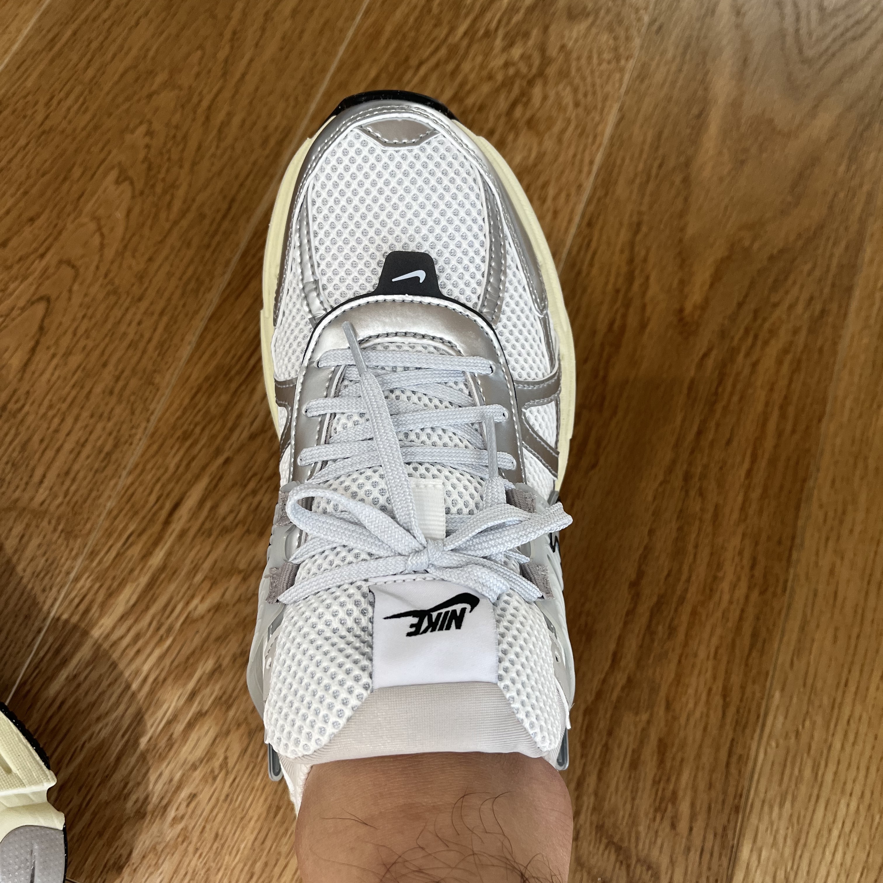 Nike V2K Run Summit White Metallic Silver 착용 스타일 - 1