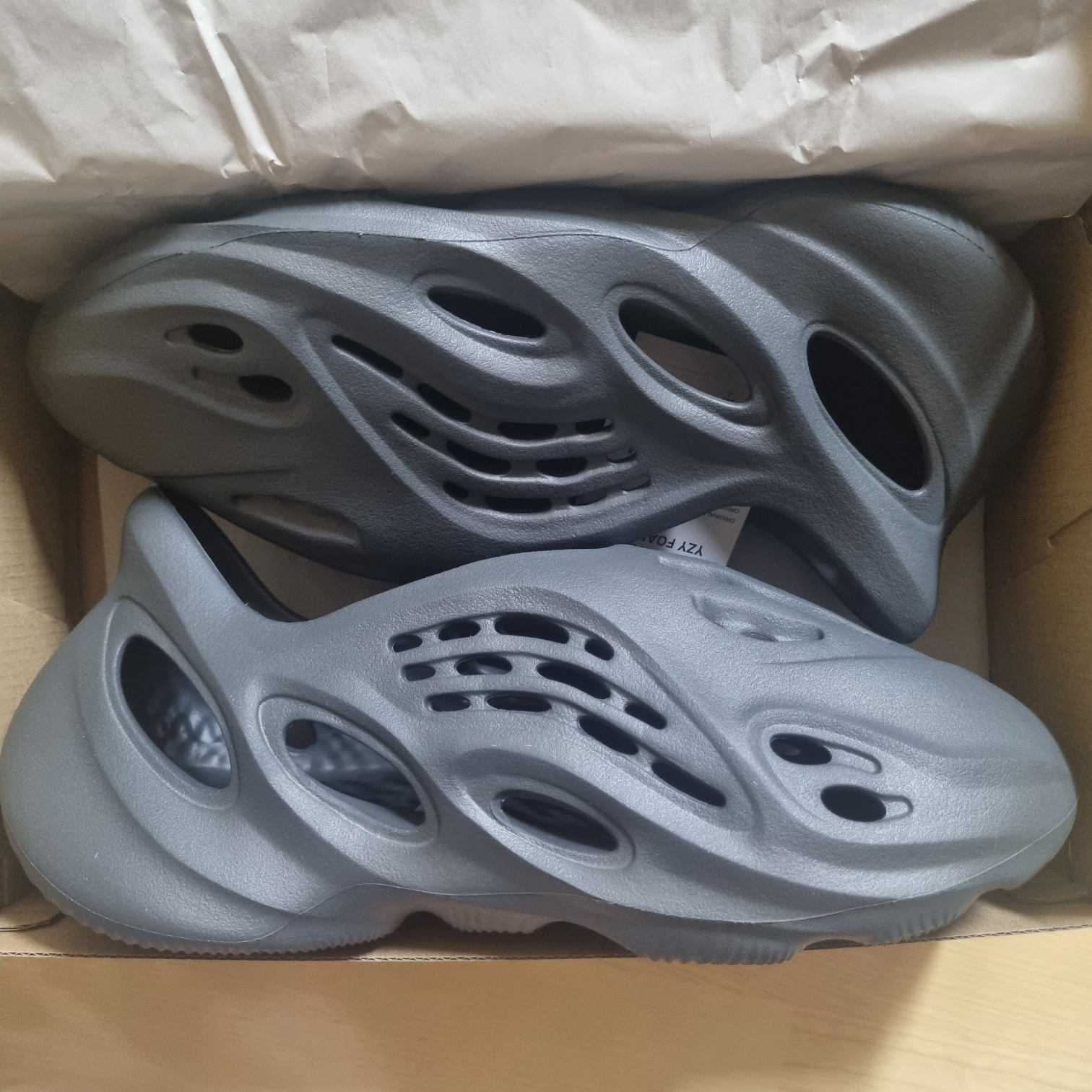Adidas Yeezy Foam RNNR Carbon 착용 스타일