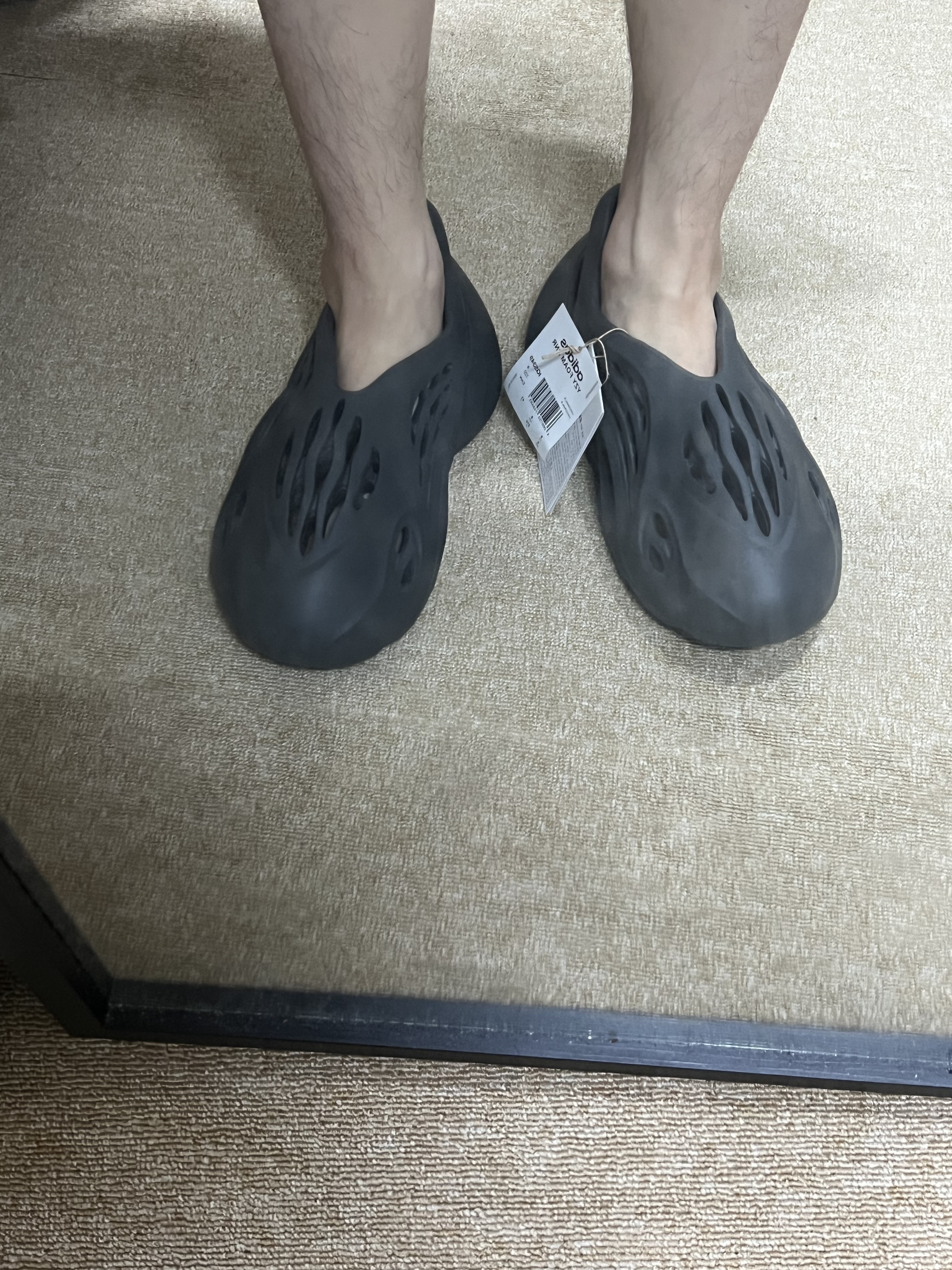 Adidas Yeezy Foam RNNR Carbon 착용 스타일