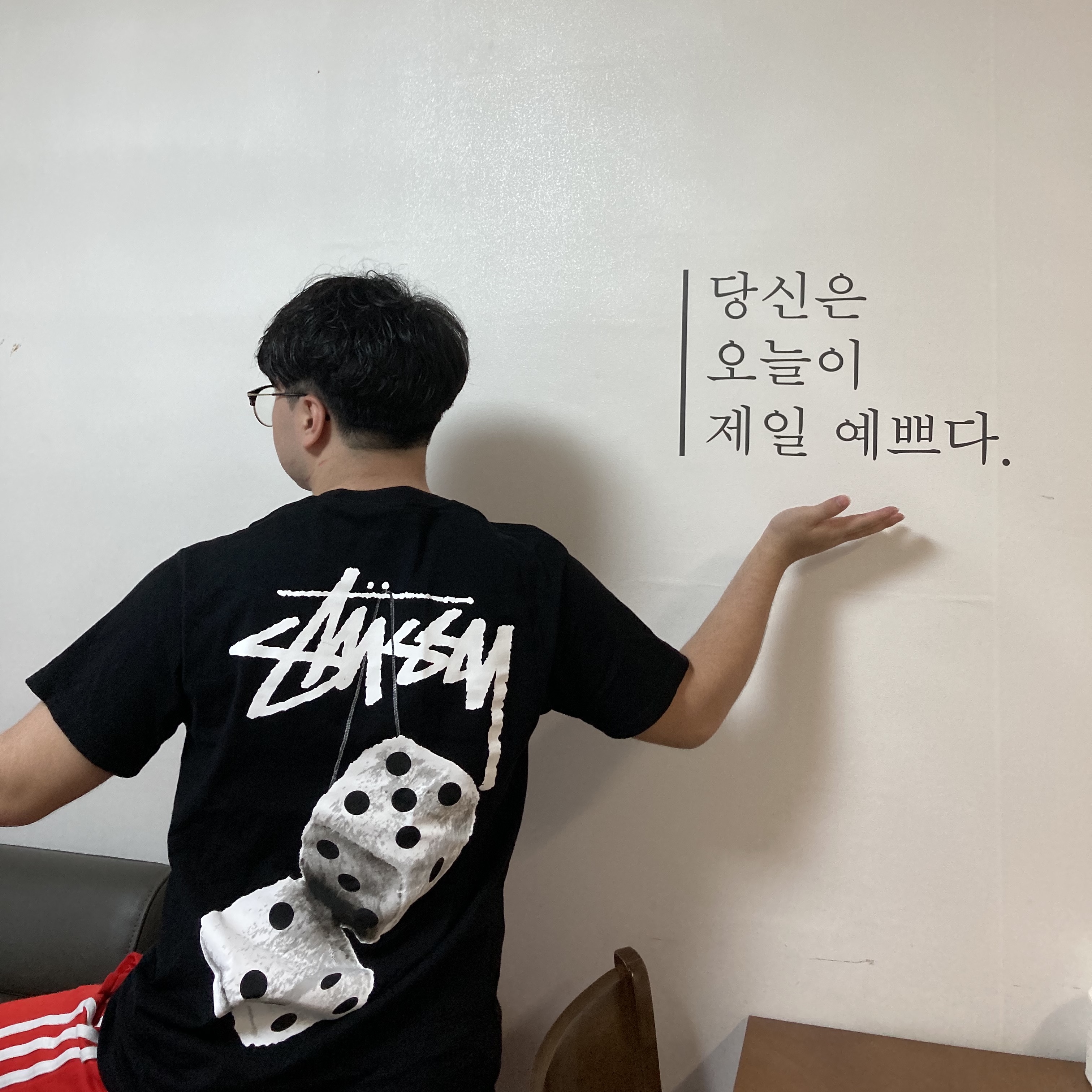 Stussy Fuzzy Dice T-Shirt Black 착용 스타일