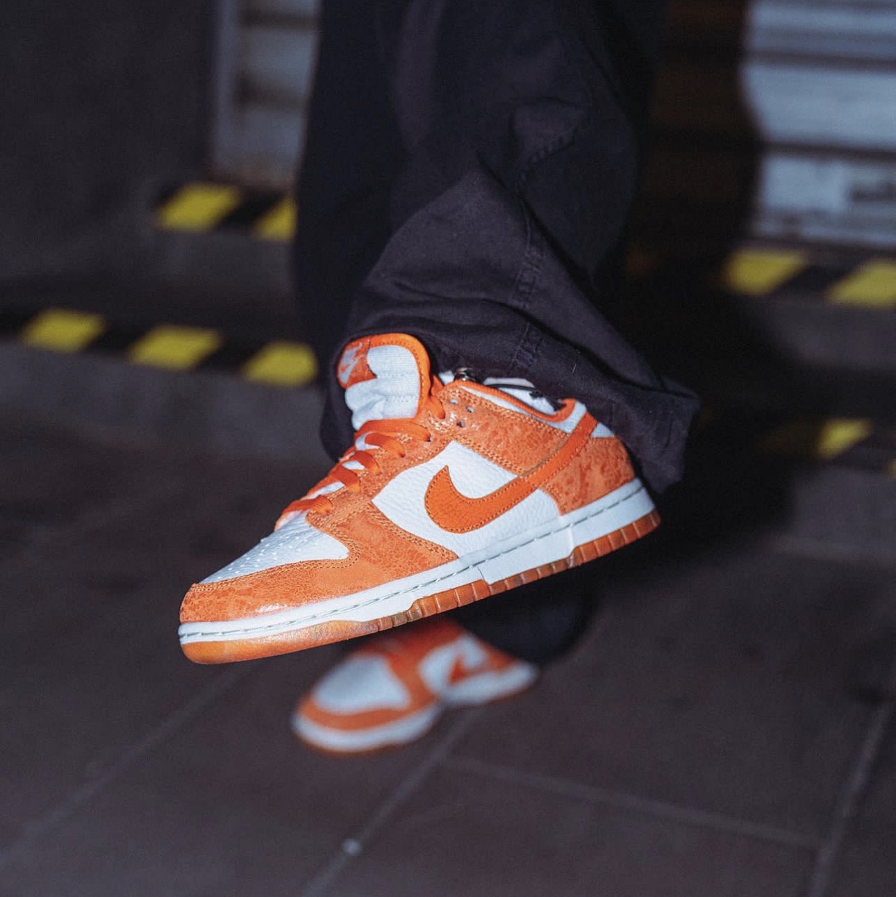 (W) Nike Dunk Low Total Orange 착용 스타일 - 3