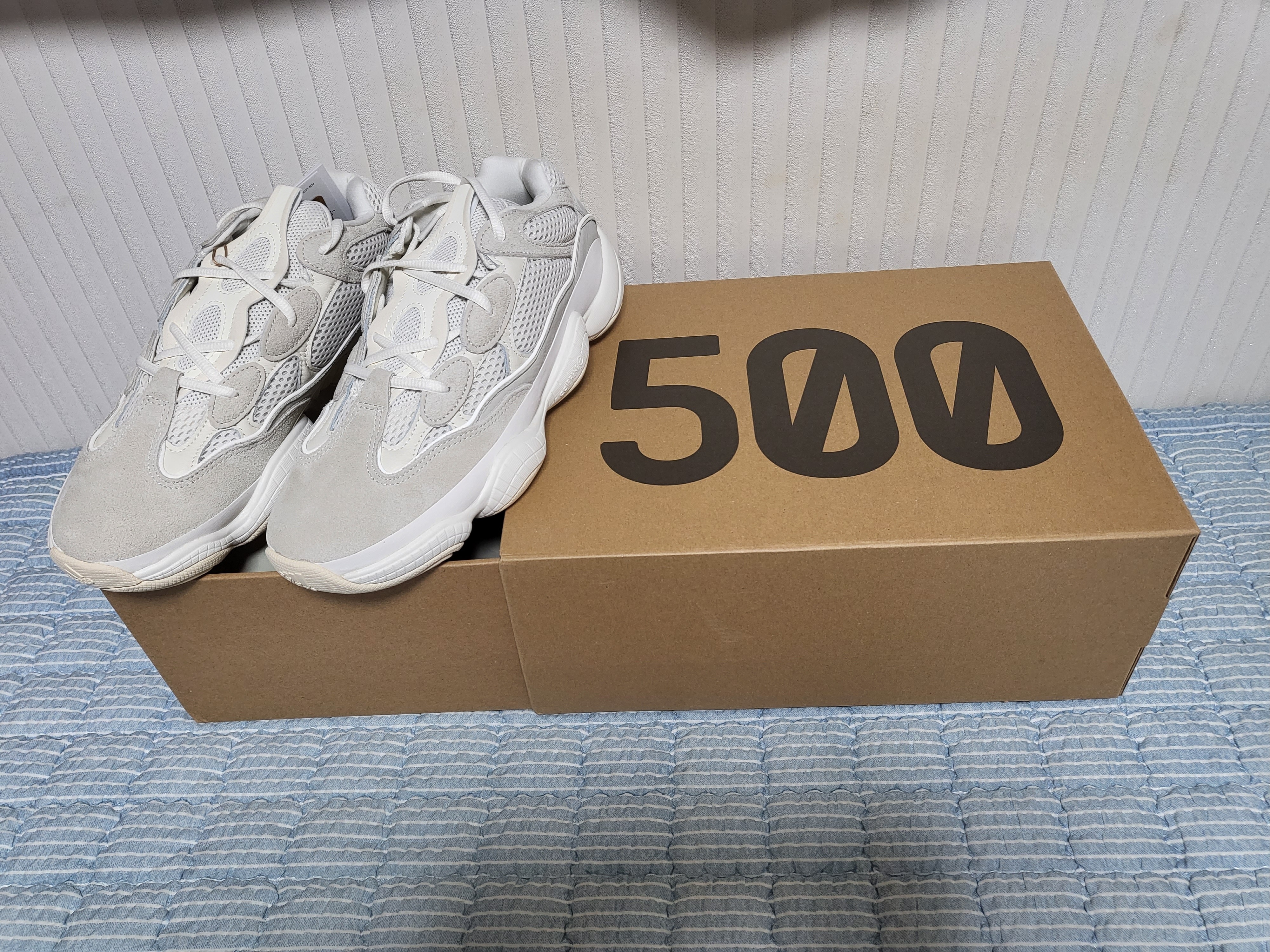 Adidas Yeezy 500 Bone White 착용 스타일
