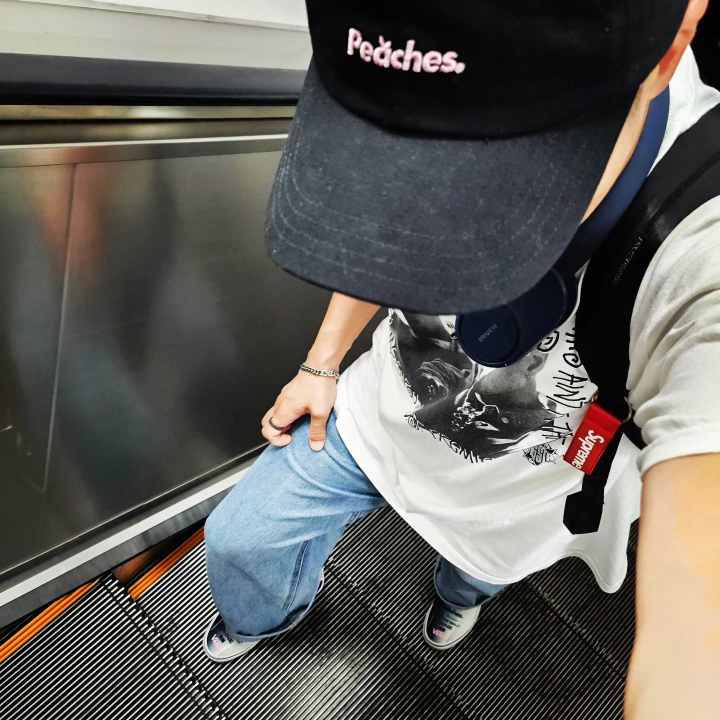 Vans x Peaches. Cap Black, Stussy x Gang Starr Take It Personal T-Shirt White 착용 스타일 - 1