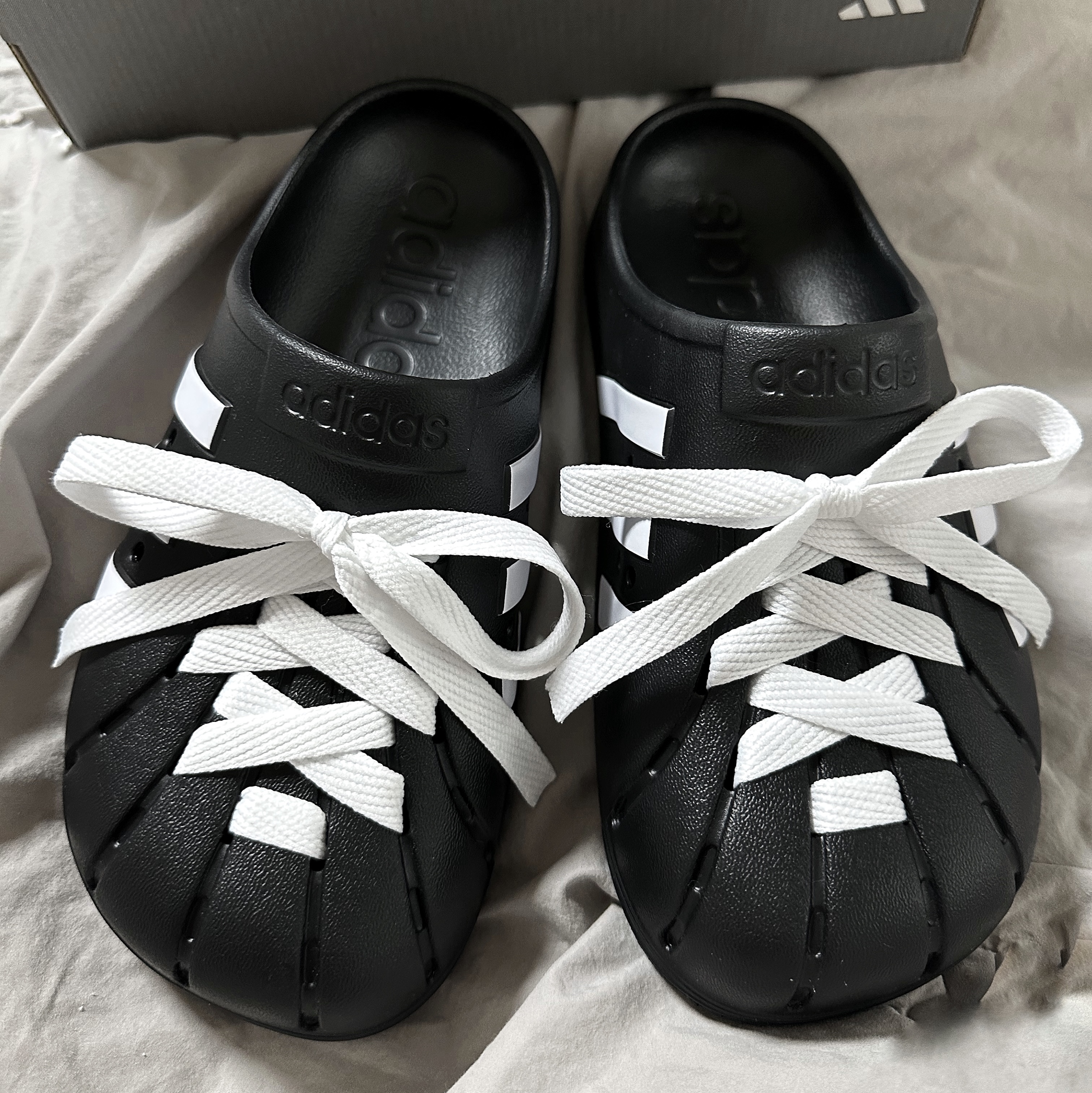 Adidas Adilette Clog Black White 착용 스타일