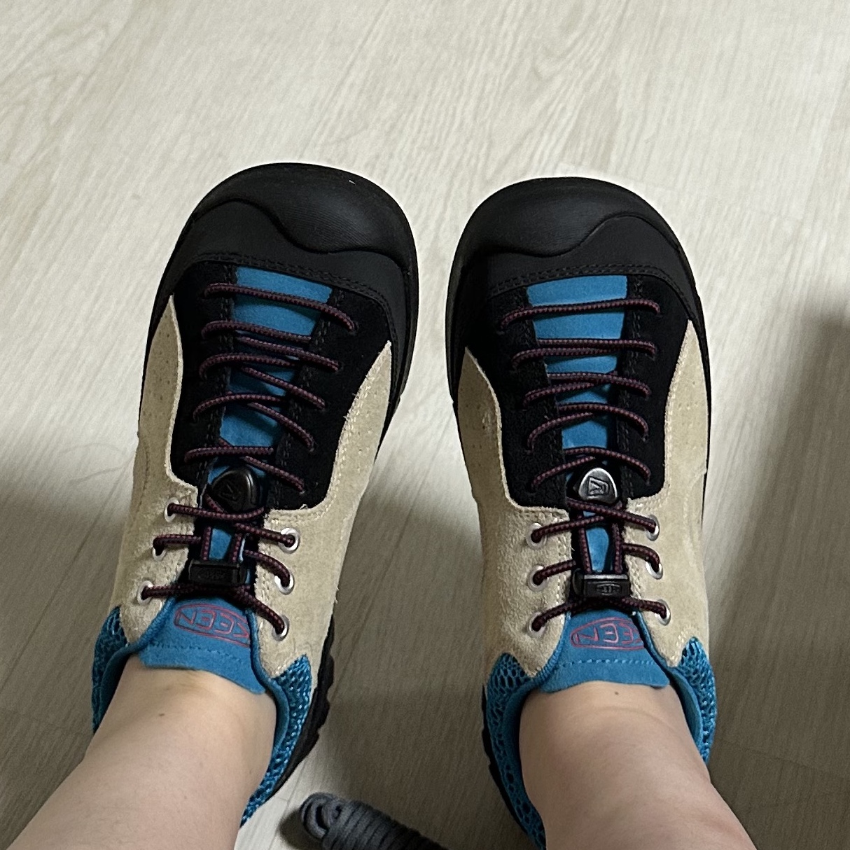 (W) Keen Jasper Rocks SP Sneakers Beige 착용 스타일