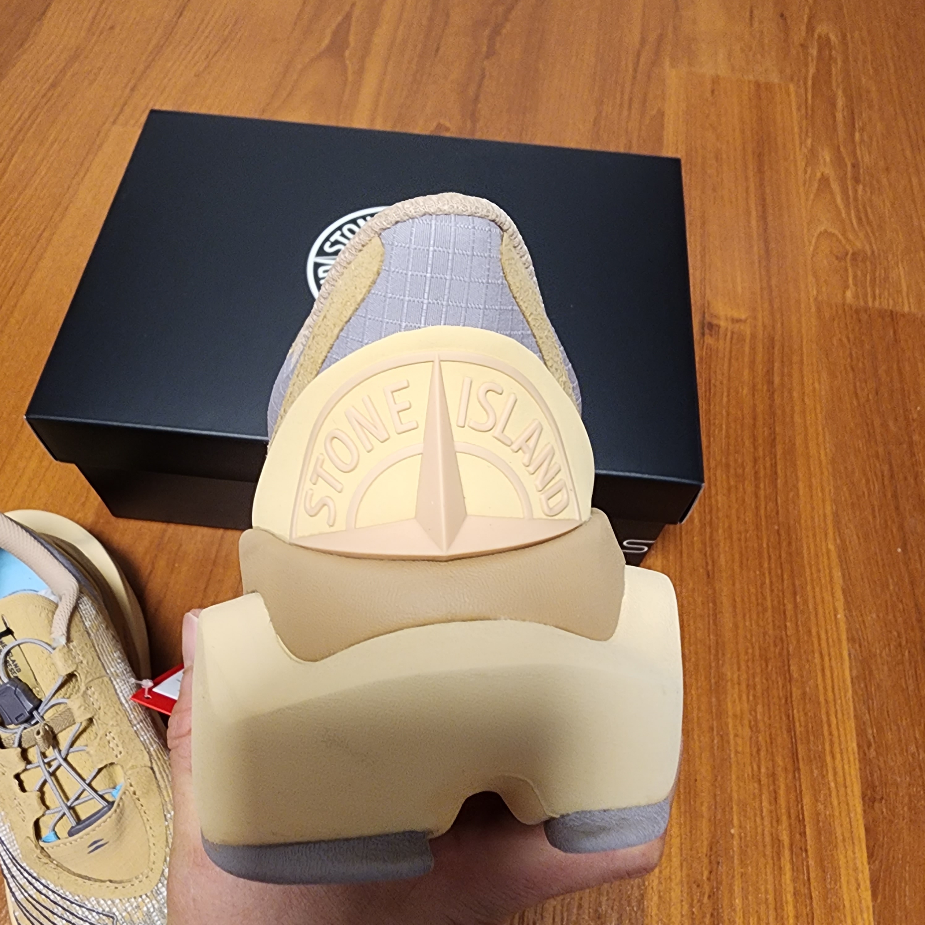 New Balance x Stone Island x Tokyo Design Studios FuelCell C1 Beige 착용 스타일 - 3