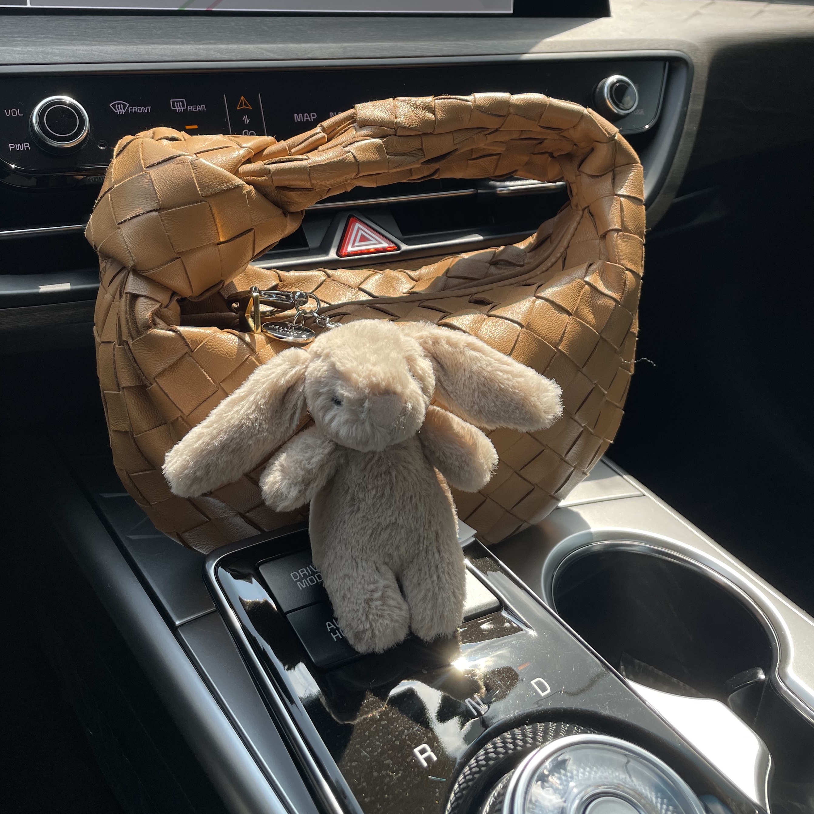 Jellycat Bashful Bunny Bag Charm Beige 착용 스타일