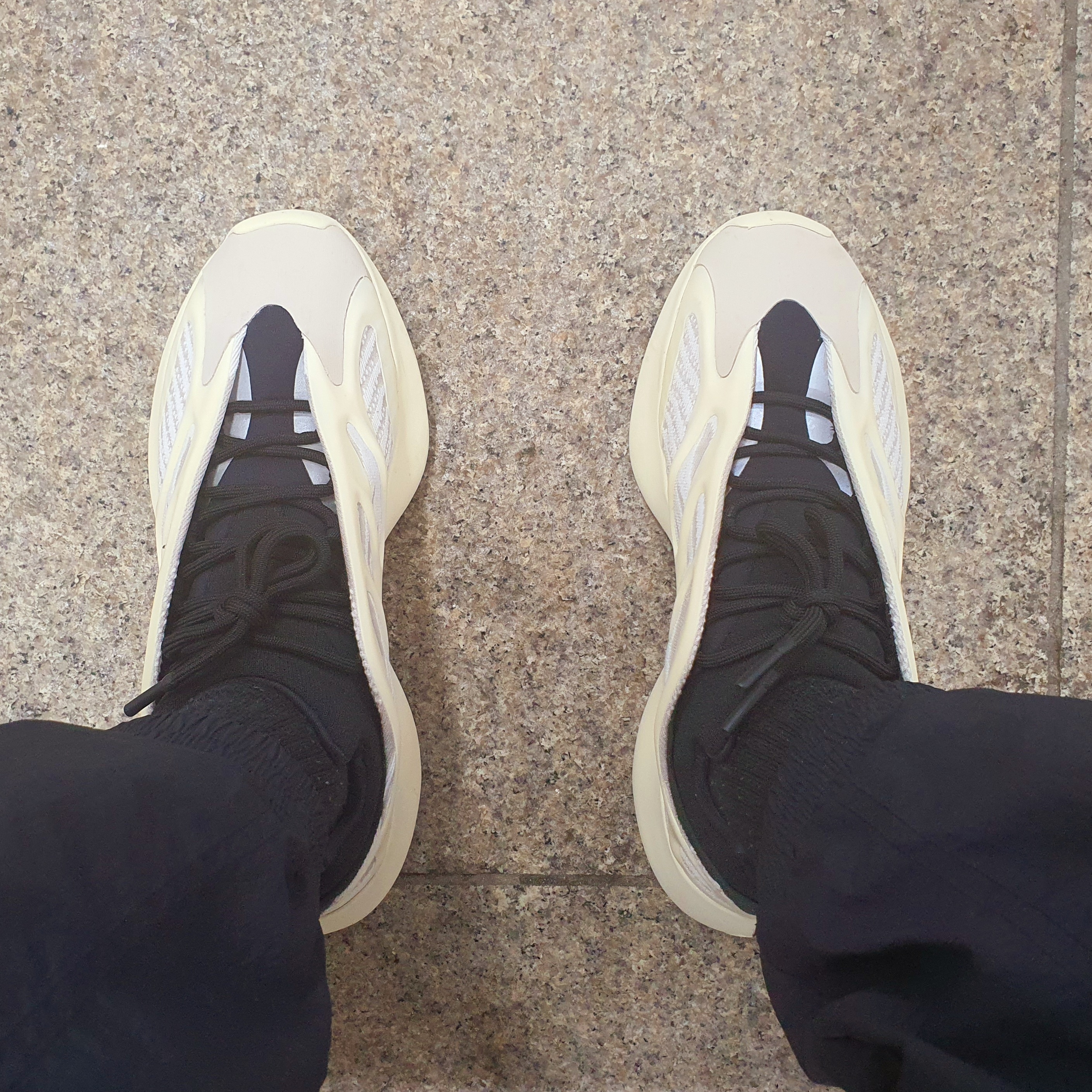 Adidas Yeezy 700 V3 Azael 2022/2023 착용 스타일