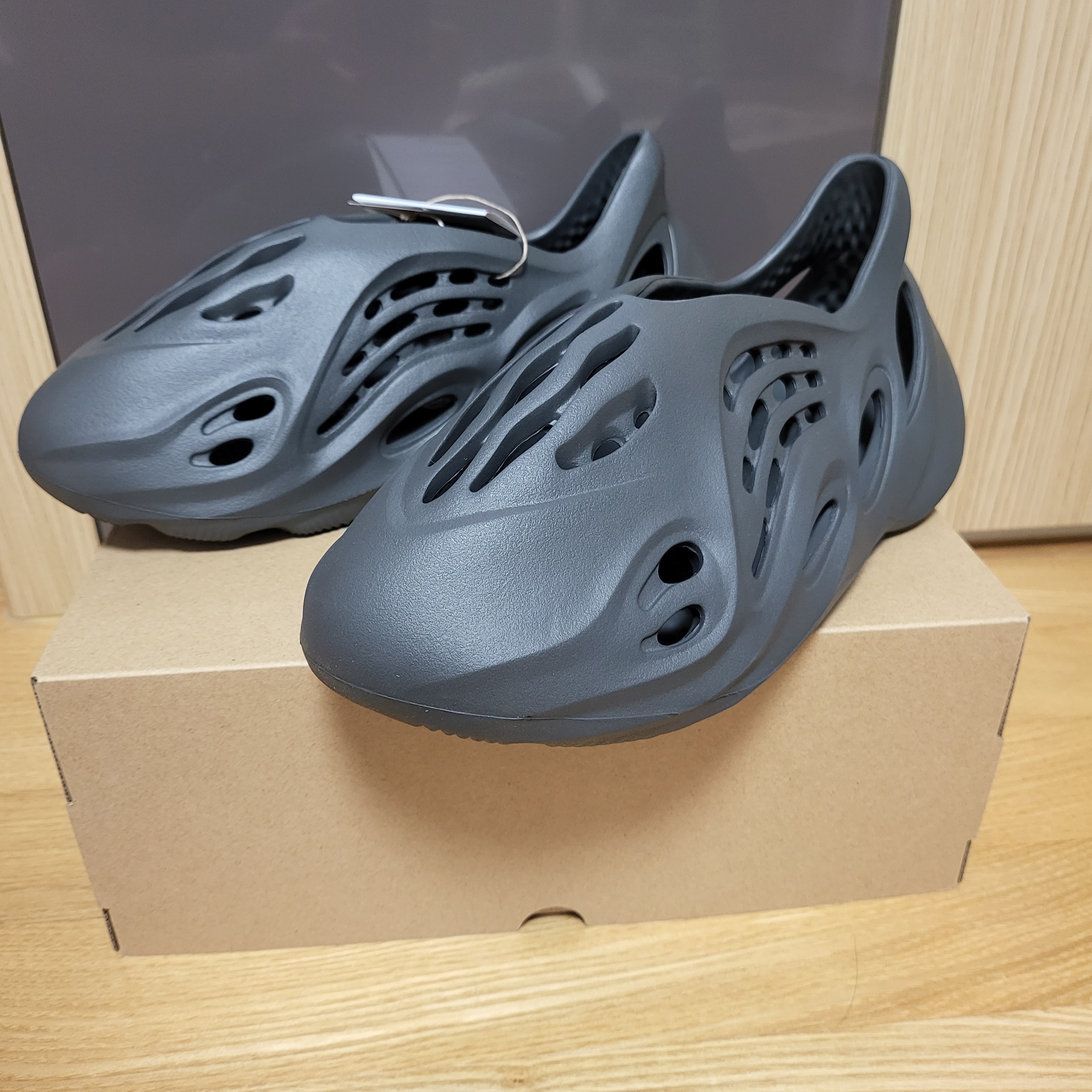 Adidas Yeezy Foam RNNR Carbon 착용 스타일