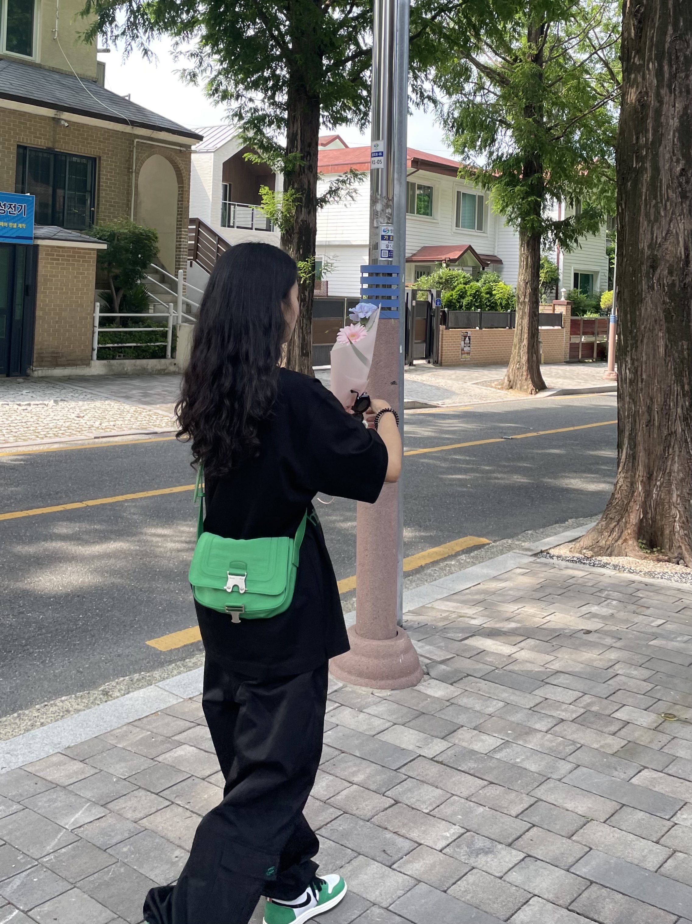 (W) Jordan 1 Retro High OG Lucky Green, Matin Kim Crisp Mini Buckle Bag Green 착용 스타일 - 3