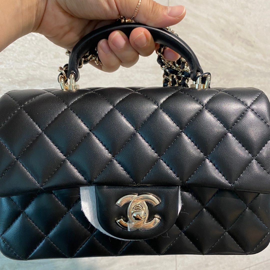 Chanel Mini Flap Bag with Top Handle Lambskin & Gold Black 착용 스타일 - 1