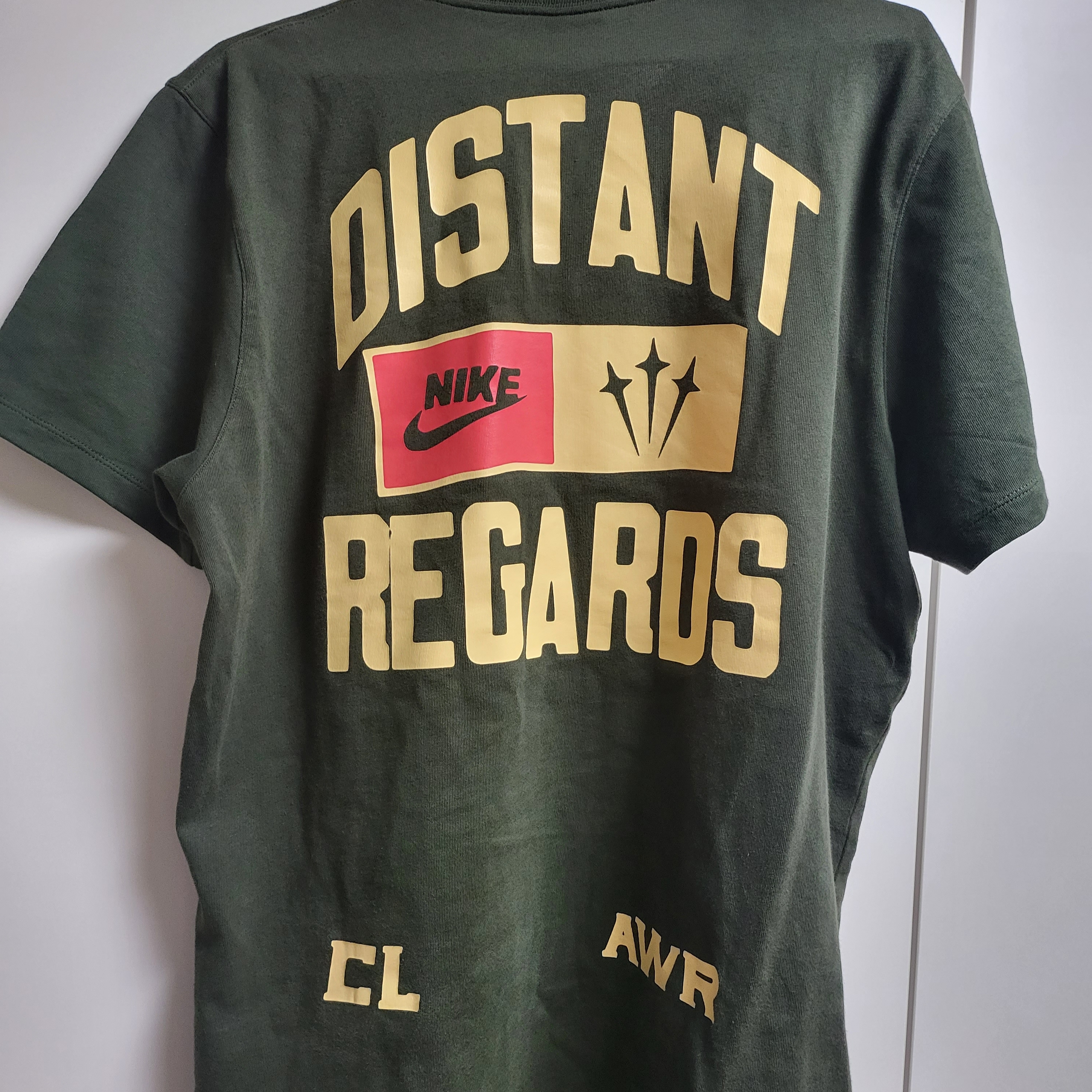 Nike x Drake Nocta x Cactus Plant Flea Market Souvenir Cactus T-Shirt Sequoia (DR2630-355) 착용 스타일