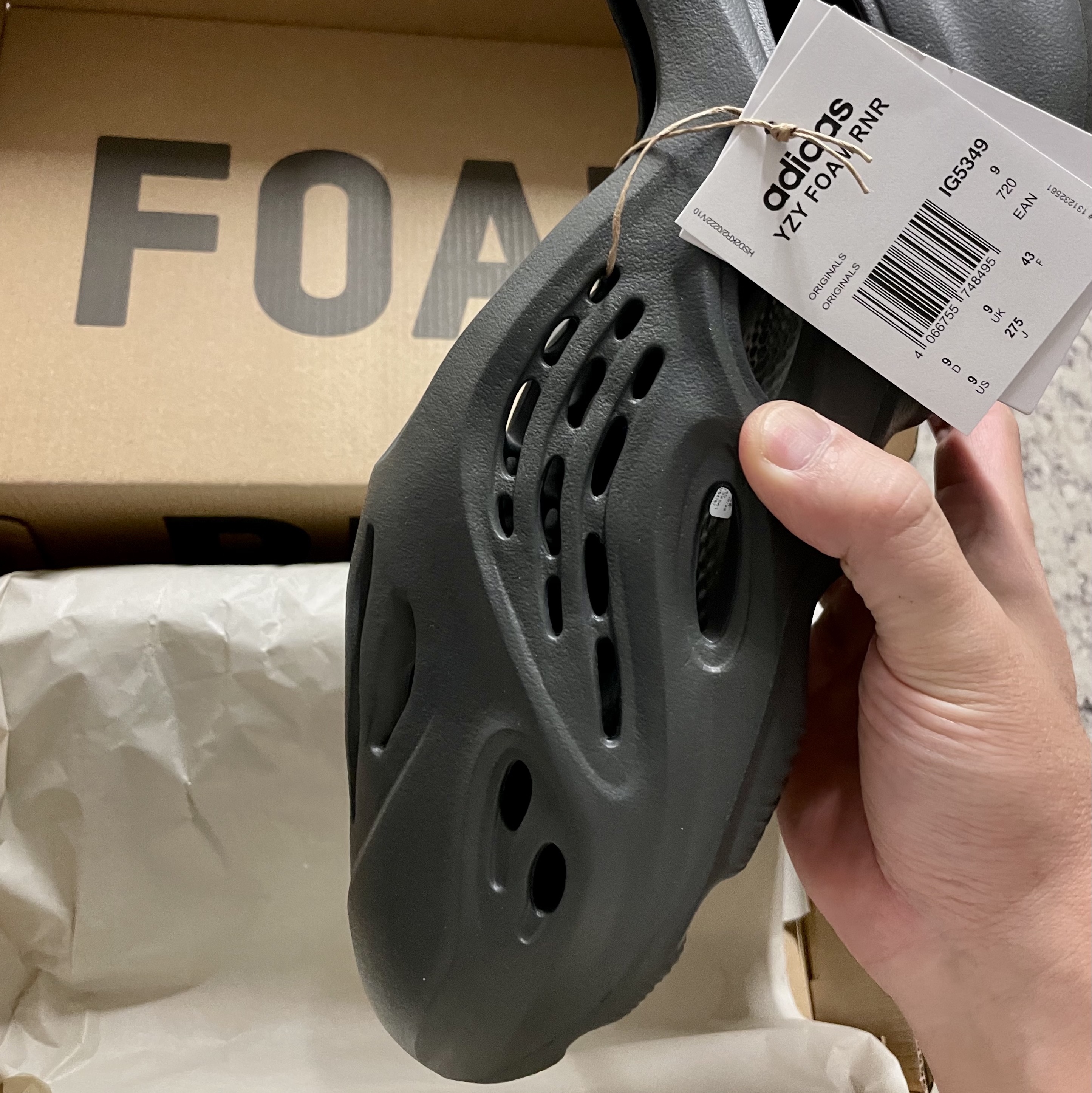 Adidas Yeezy Foam RNNR Carbon 착용 스타일 - 3