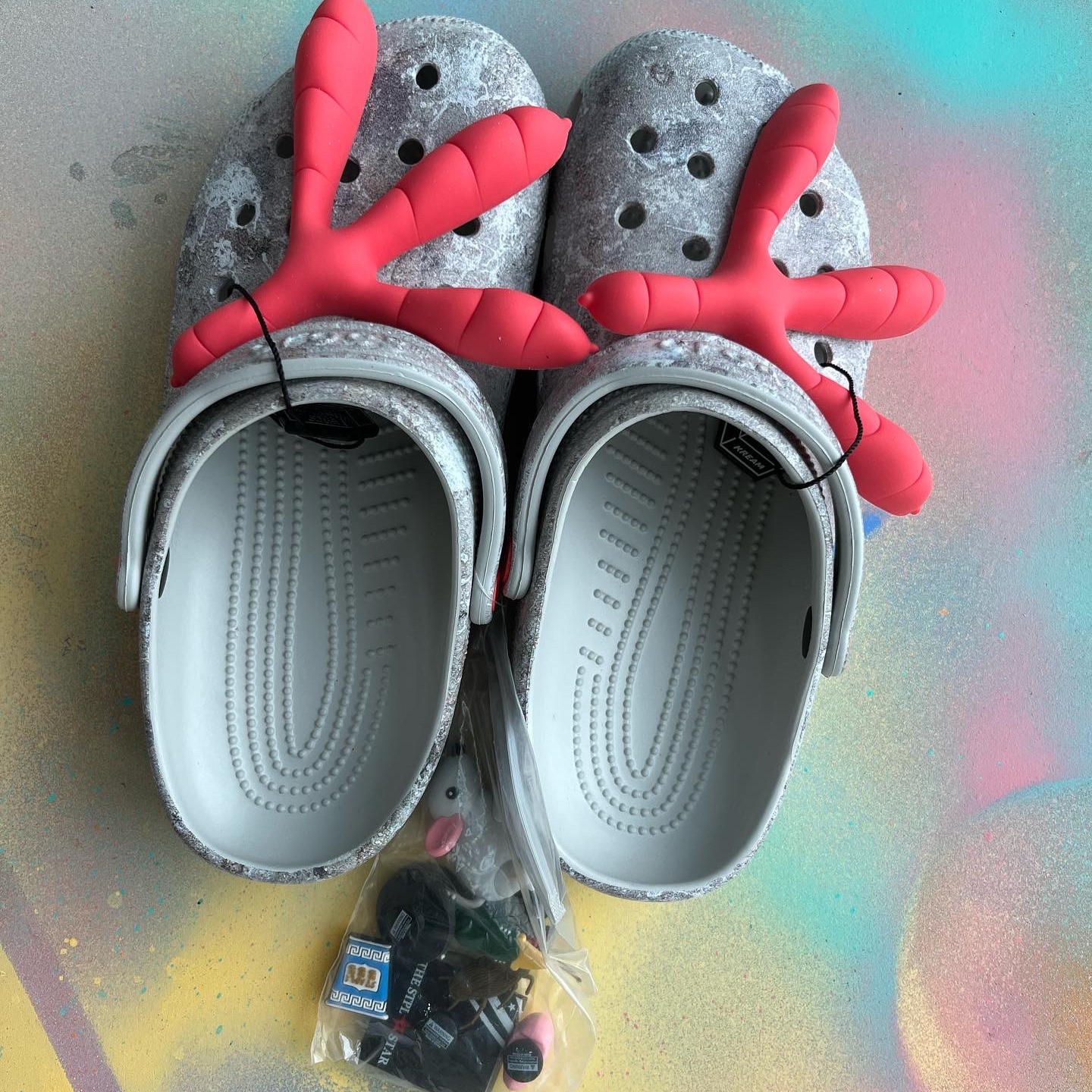 Crocs x Staple Classic Clog Grey Red 착용 스타일