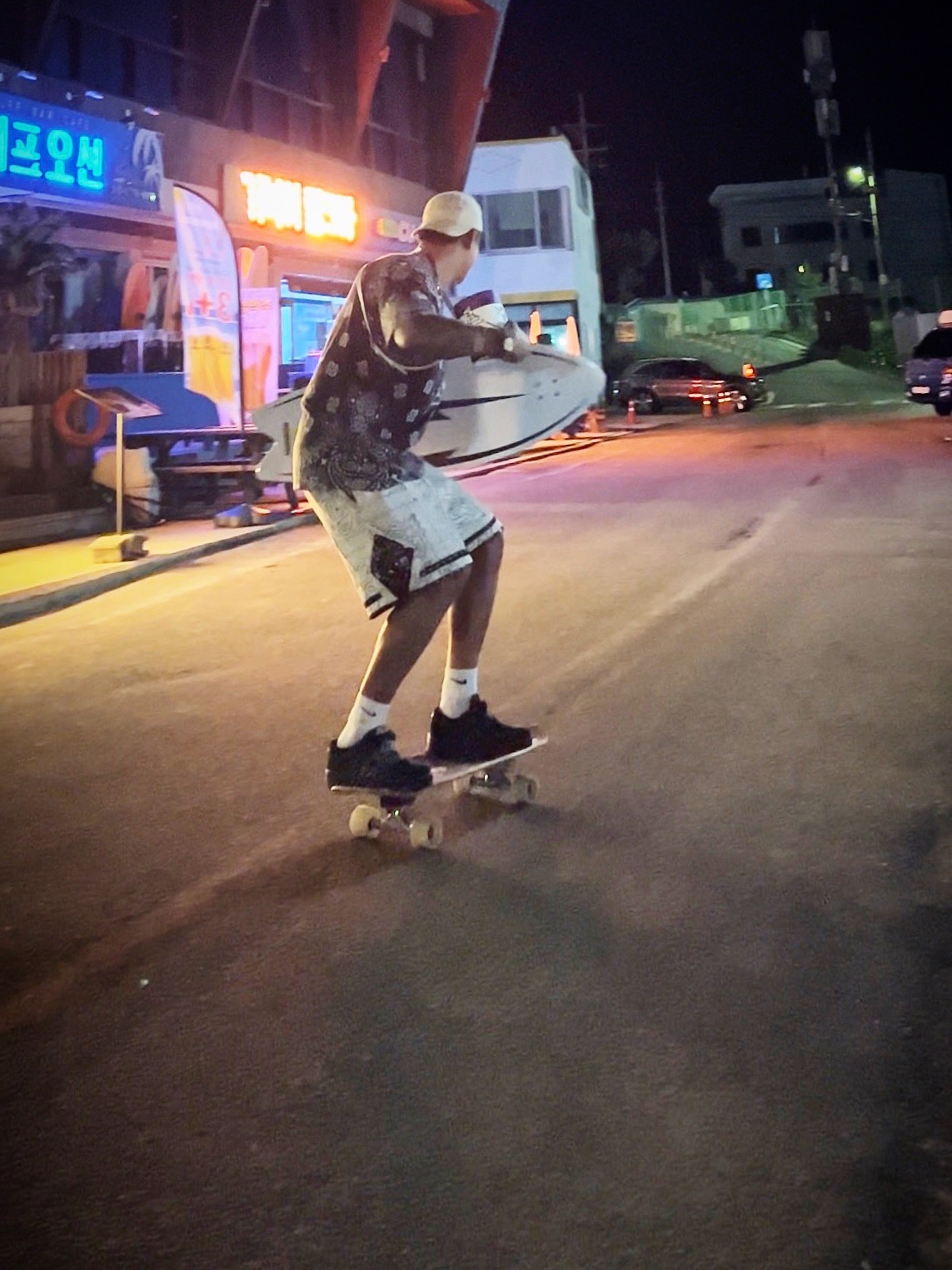 Supreme Bandana Camp Cap Tan - 21SS, Jordan x Travis Scott Shorts Light Iron Ore - US/EU 착용 스타일 - 4