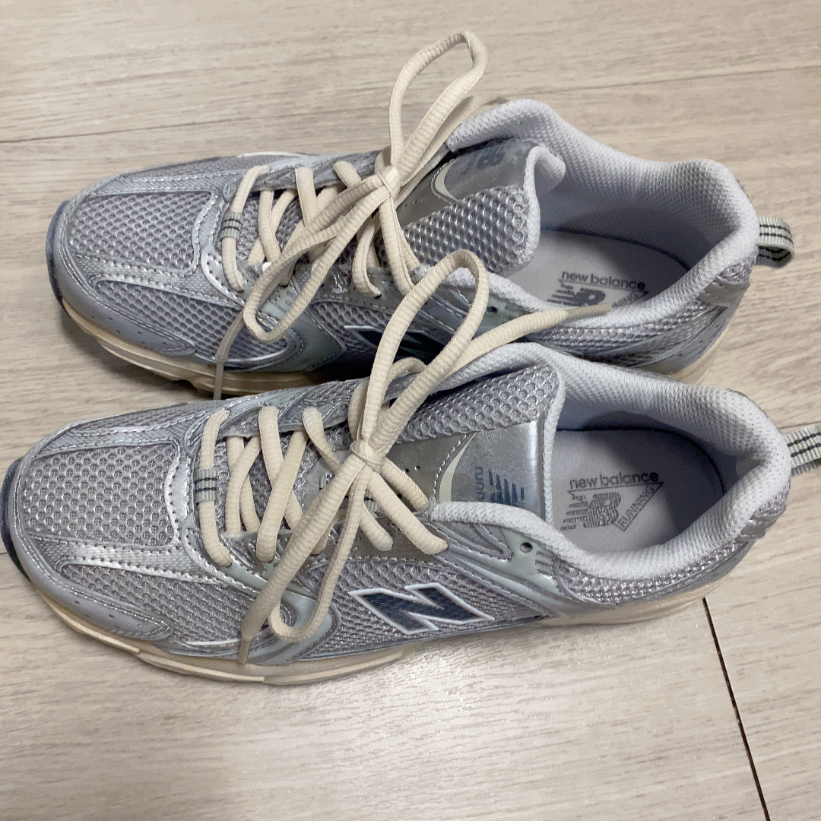 New Balance 530 Vintage Metallic Silver 착용 스타일 - 1