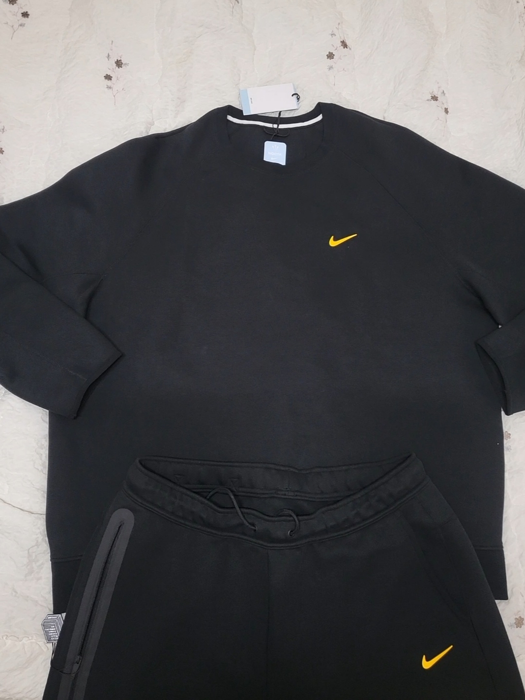 Nike x Drake Nocta Tech Fleece Crew Black (FD8457-010), Nike x Drake Nocta Tech Fleece Open Hem Pants Black (FD8460-010) 착용 스타일