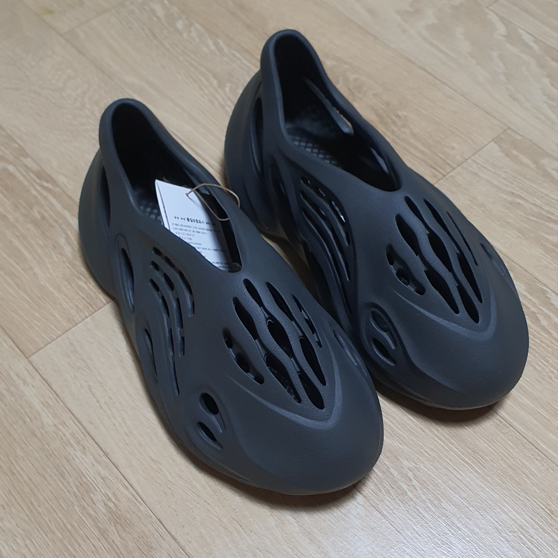 Adidas Yeezy Foam RNNR Carbon 착용 스타일