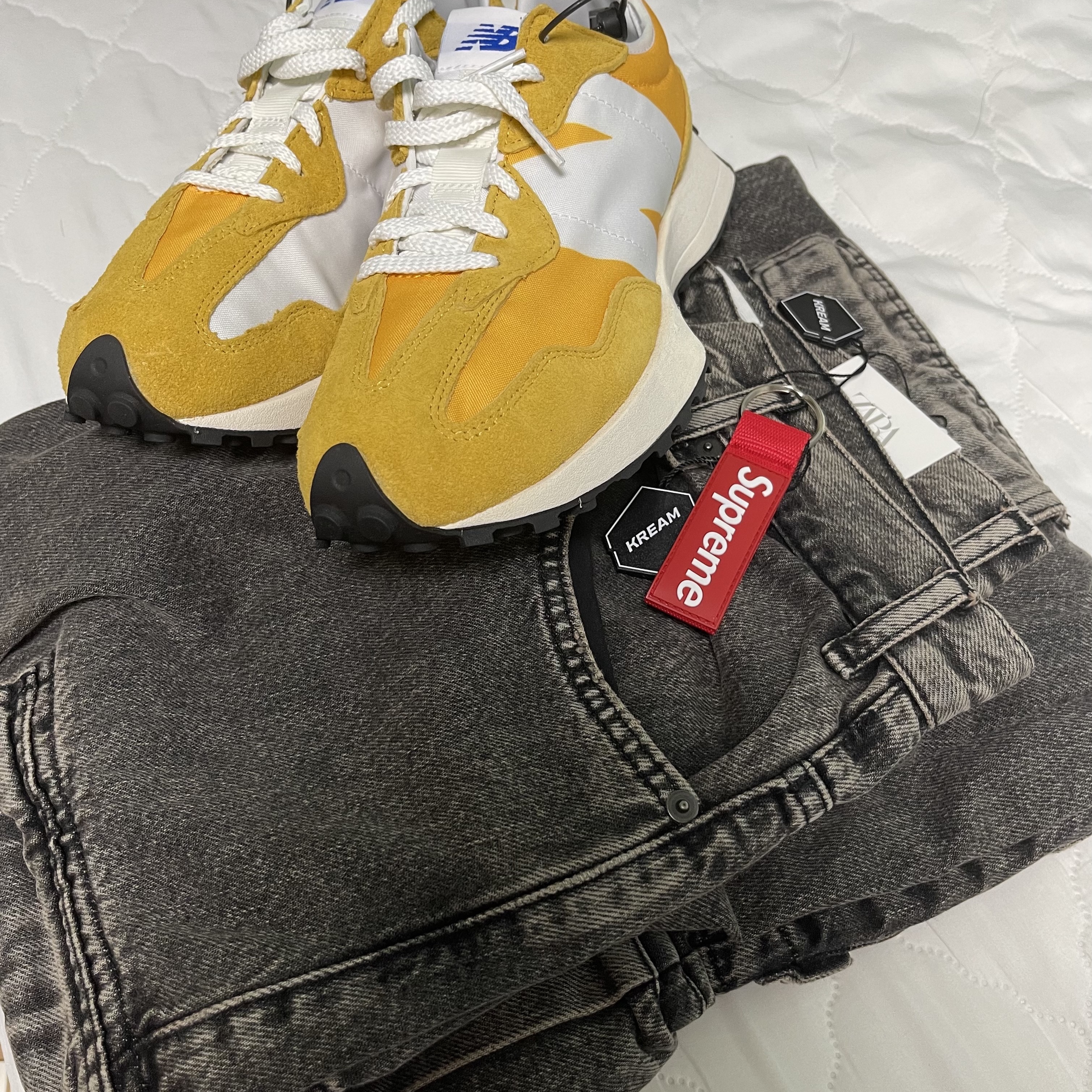 Zara Utility Cargo Jeans Black, Supreme Webbing Keychain Red - 23SS 착용 스타일