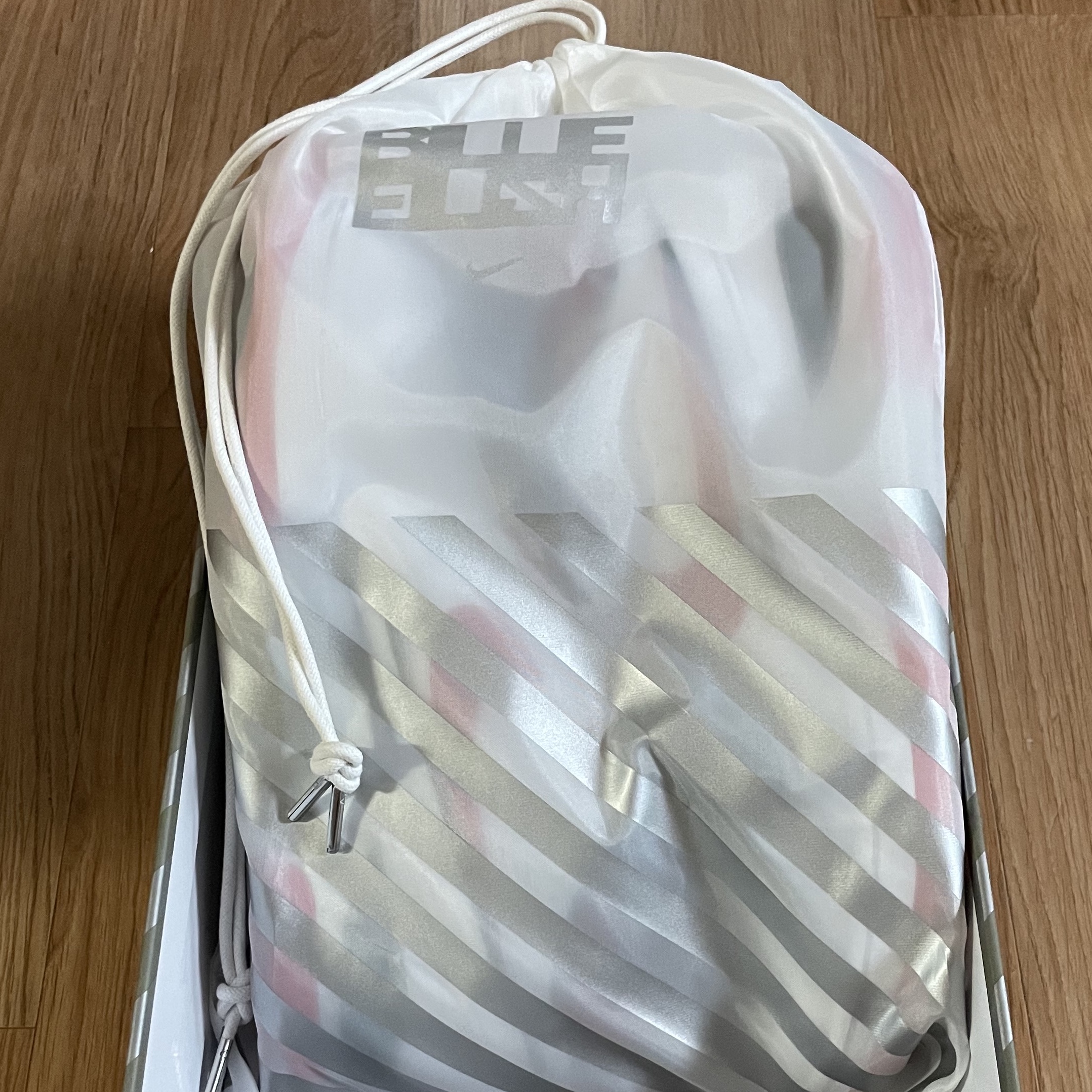 Nike x Billie Eilish Air Alpha Force 88 Fire Red and White 착용 스타일 - 3