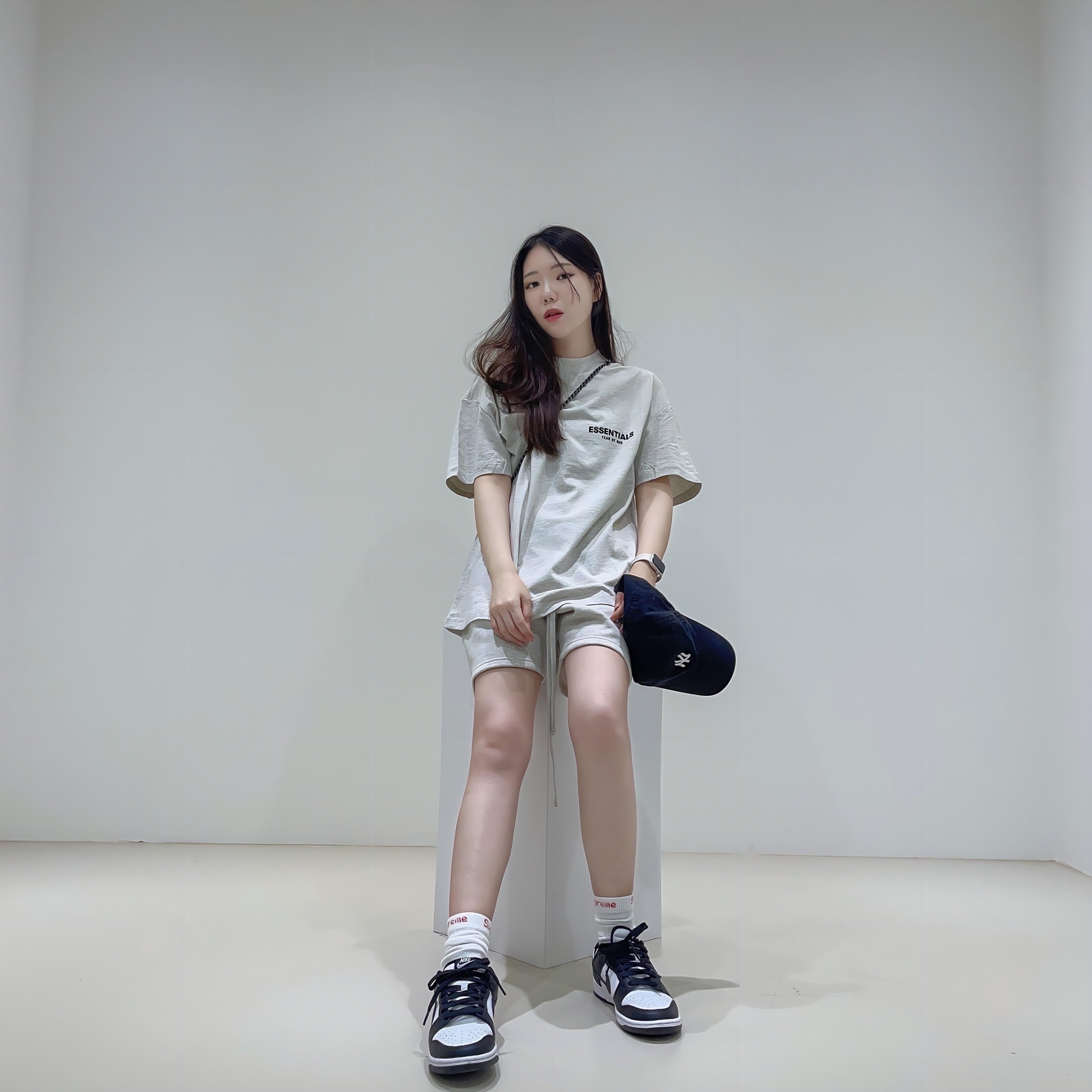 Supreme Hanes Crew Socks White (4 Pack), Essentials The Core Collection T-Shirt Light Oatmeal 착용 스타일 - 2