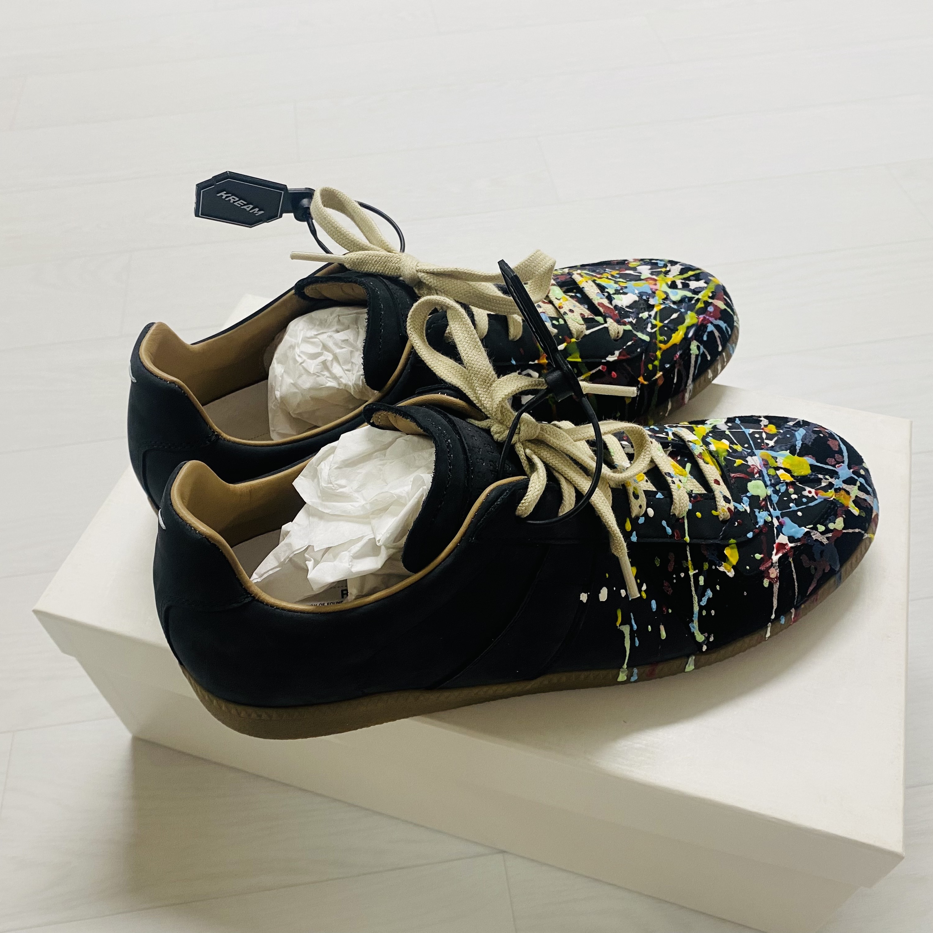 Maison Margiela Replica Paint Drop Sneakers Black 착용 스타일 - 4