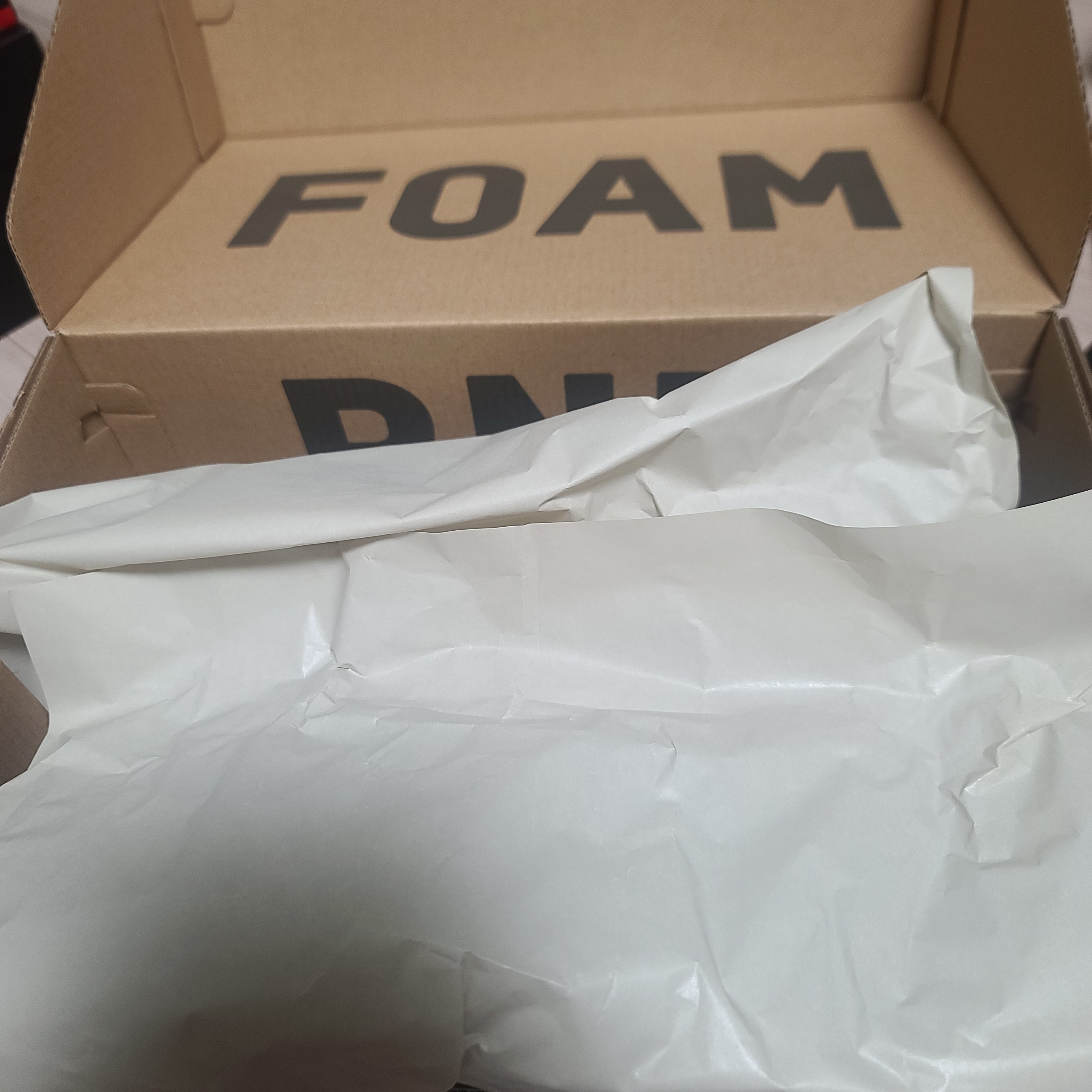 Adidas Yeezy Foam RNNR Carbon 착용 스타일 - 3