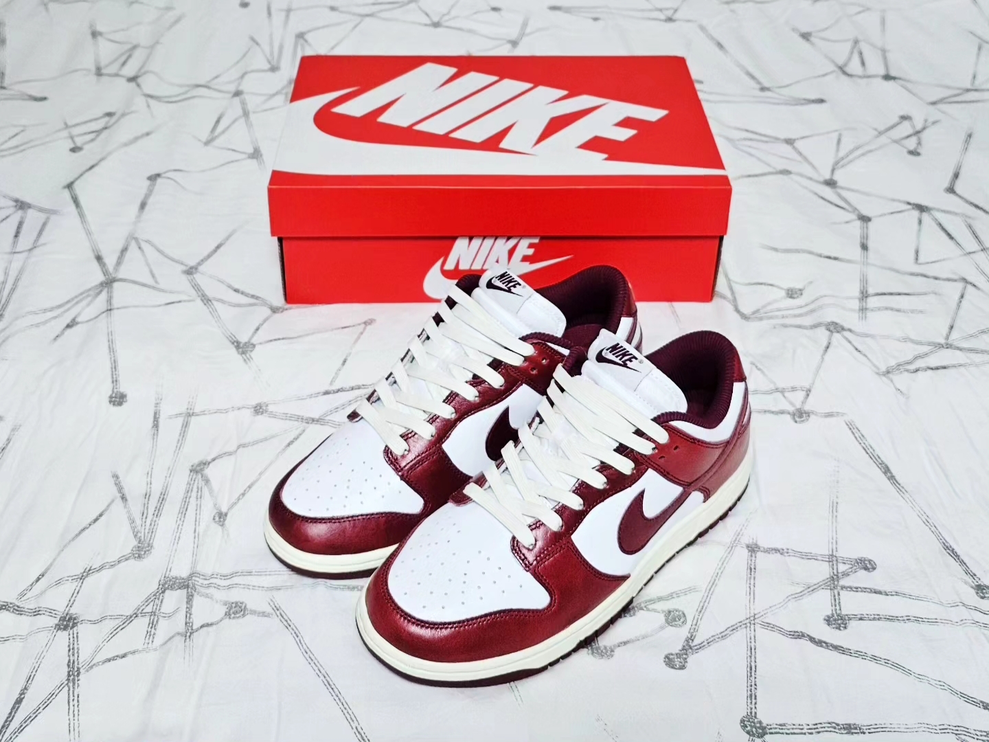 (W) Nike Dunk Low Retro PRM Team Red and White 착용 스타일 - 1