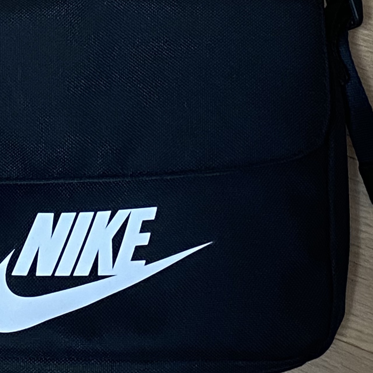 Nike NSW Futura 365 Crossbody Bag 3L Black 착용 스타일