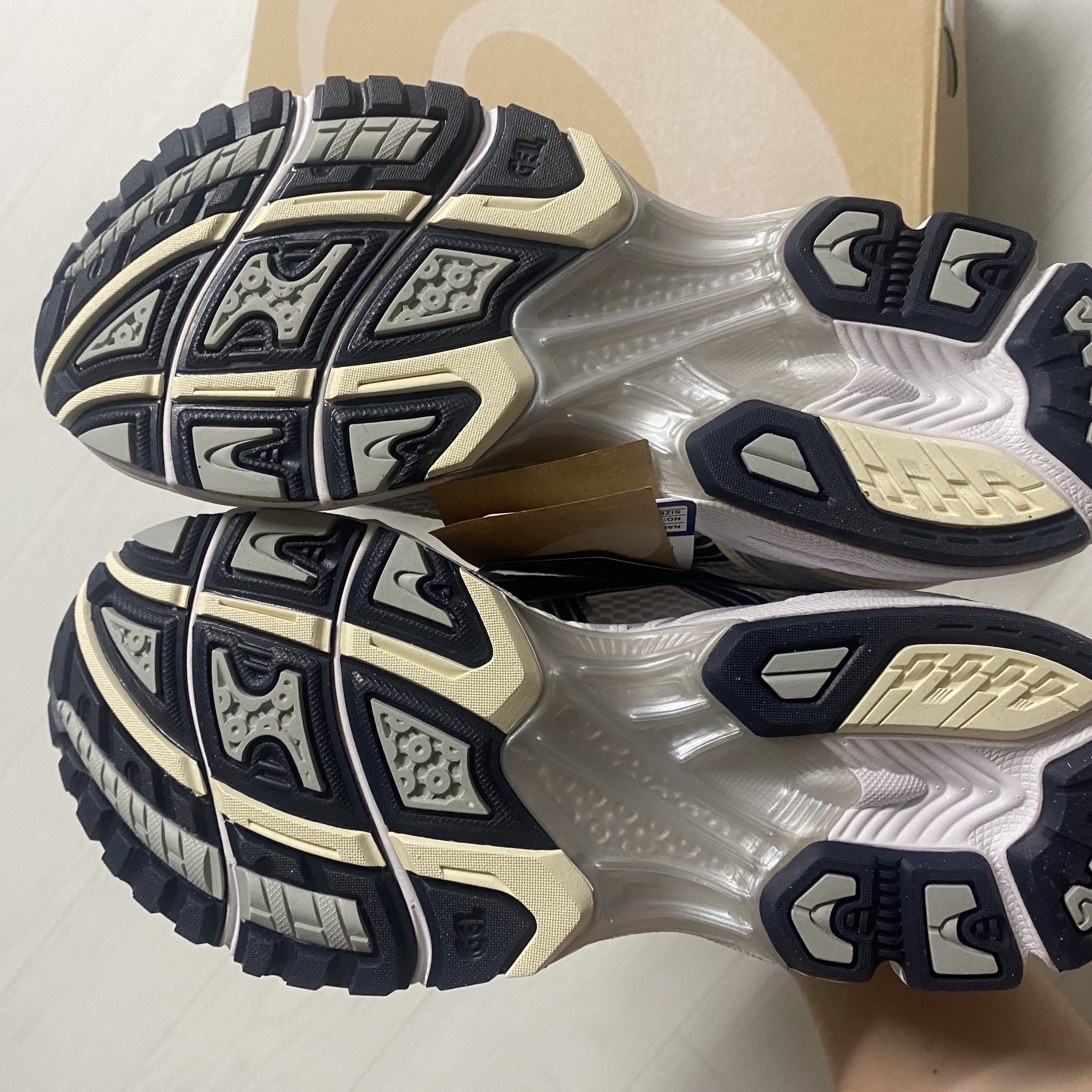 (W) Asics Gel-Kayano 14 White Midnight 착용 스타일 - 3